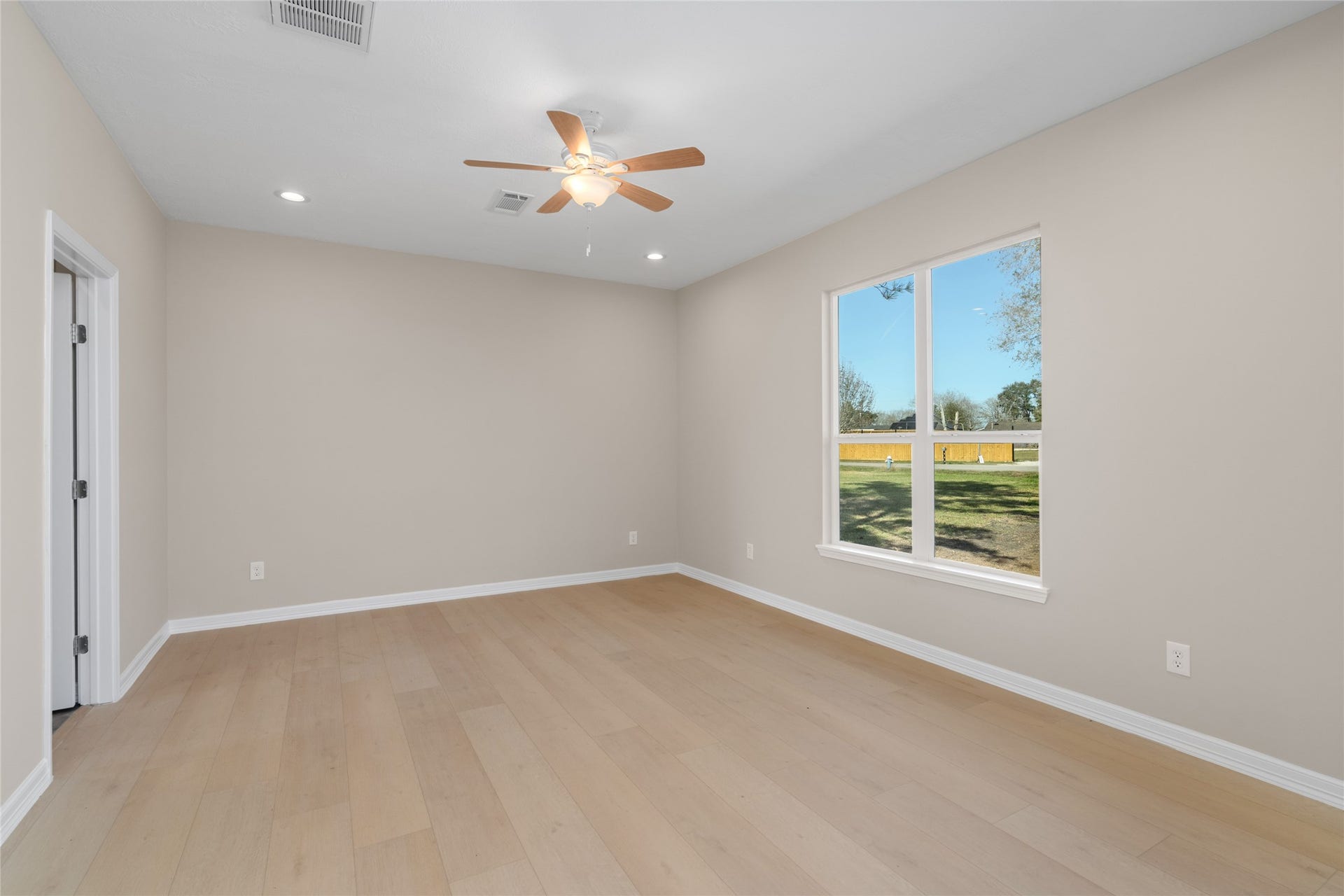 4656 N Teague Street, Rosharon, TX 77583 A sun-soaked bedroom with
large windows invites restful
nights and peaceful
mornings, offering both
comfort and tranquility.