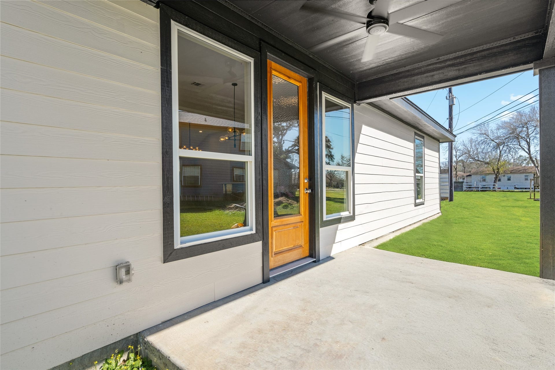 4656 N Teague Street, Rosharon, TX 77583 Inviting covered patio just off the home, perfect for morning coffee or evening gatherings, blending indoor comfort with outdoor charm.