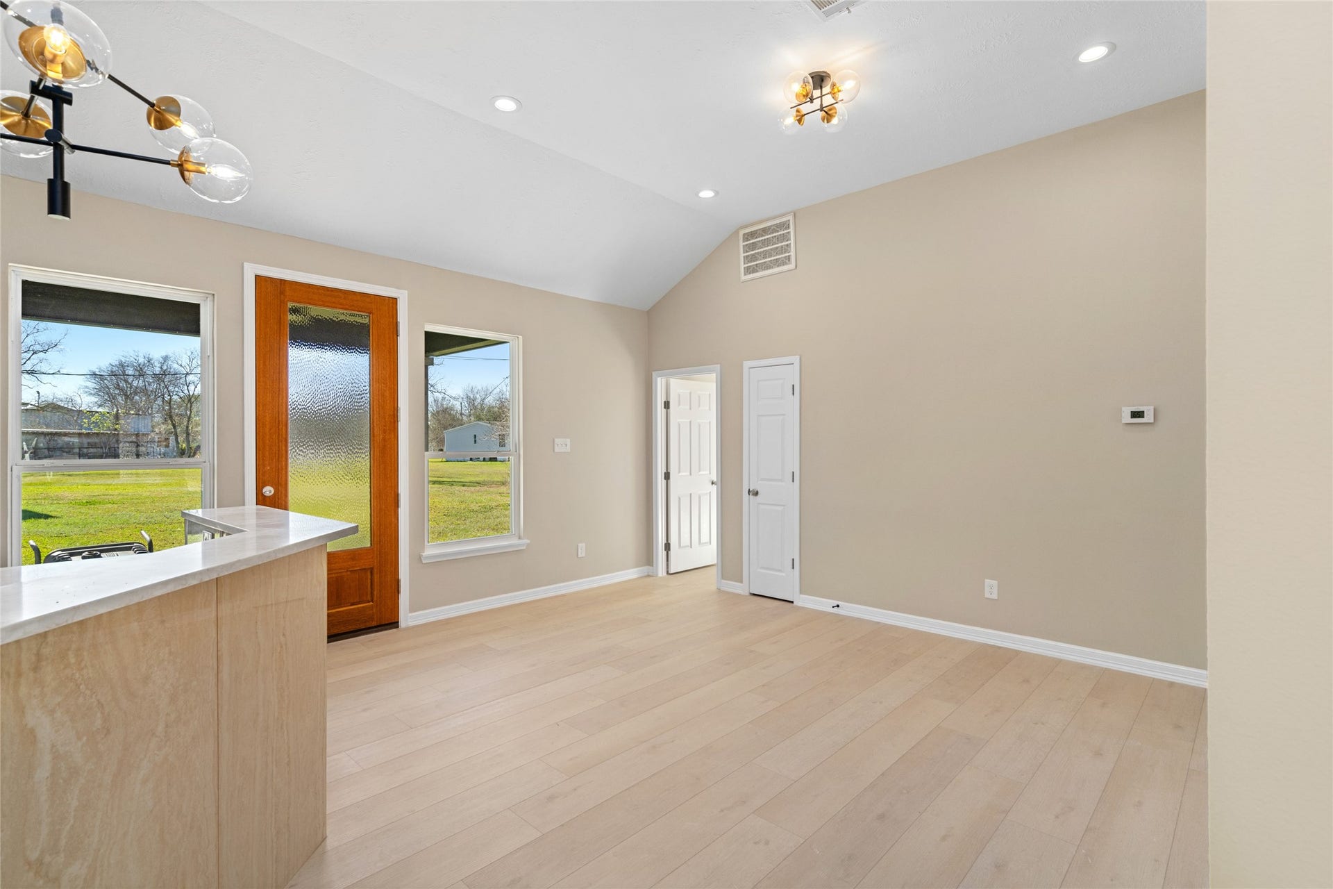 4656 N Teague Street, Rosharon, TX 77583 Sunlight streams through
multiple windows,
illuminating the dining nook
and offering picturesque
views of the lush backyard,
ideal for indoor-outdoor
living.
