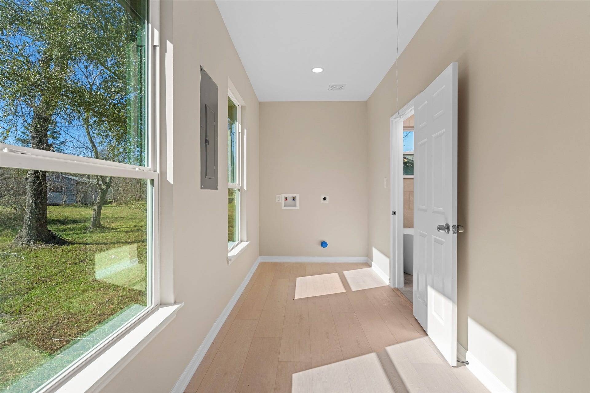 4656 N Teague Street, Rosharon, TX 77583 Bright, versatile room with
wall-to-wall windows that
invite the outdoors in. Ideal
for an office, playroom, or
sunroom.
