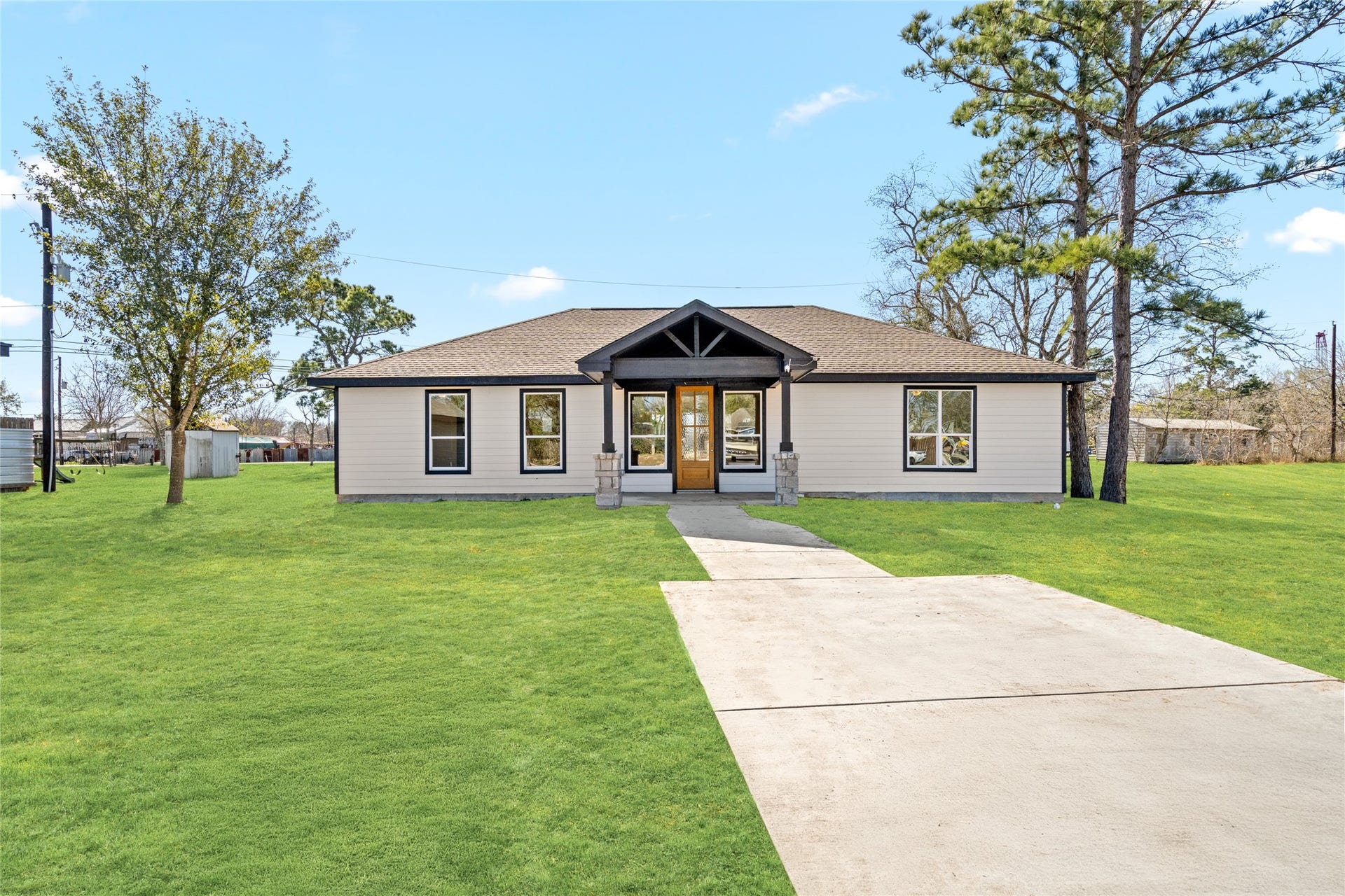4656 N Teague Street, Rosharon, TX 77583 Bathed in natural daylight,
this front view showcases the
homes clean lines,
manicured lawn, and
charming covered porch,
perfect for morning coffee or
evening relaxation.