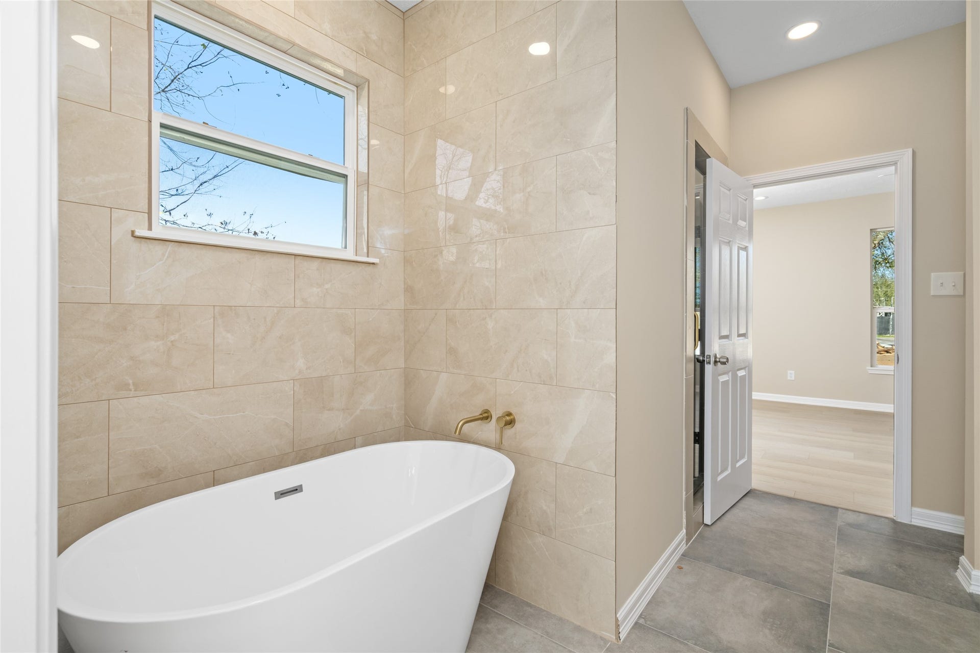 4656 N Teague Street, Rosharon, TX 77583 Stunning freestanding tub
framed by sleek tile work
perfect for relaxing evenings.
Bright, airy design
complements modern
finishes.