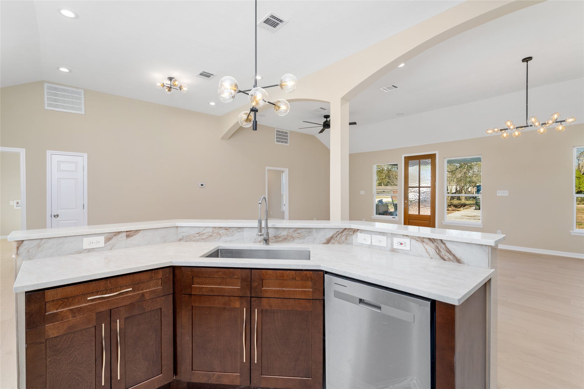 4656 N Teague Street, Rosharon, TX 77583 From this angle, the kitchen
island shines as the
centerpiece, ideal for meal
prep, casual dining, or
gathering with loved ones