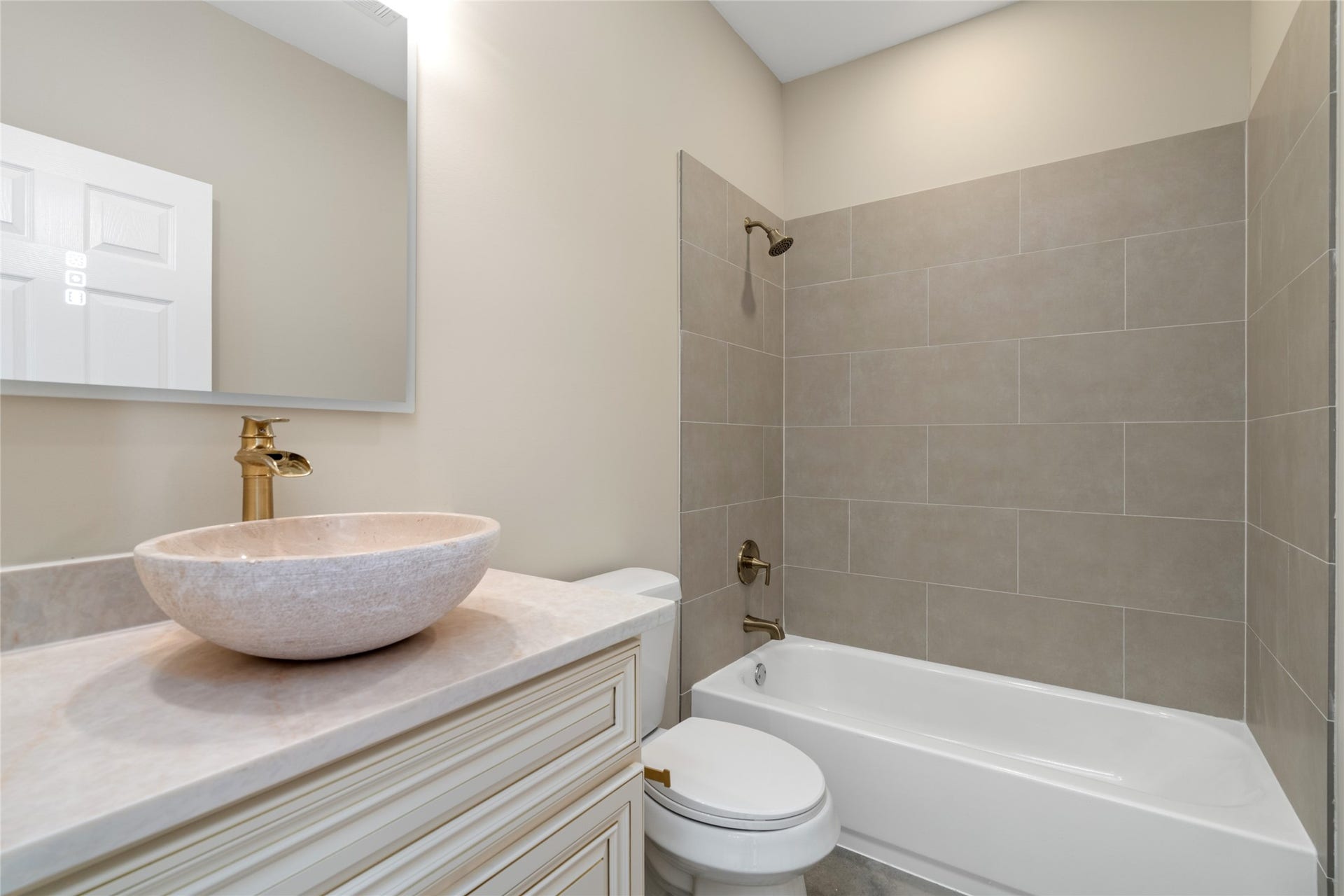 4656 N Teague Street, Rosharon, TX 77583 Full guest or secondary bathroom with stylish vessel sink and contemporary tilework. Functional yet beautifully designed.
