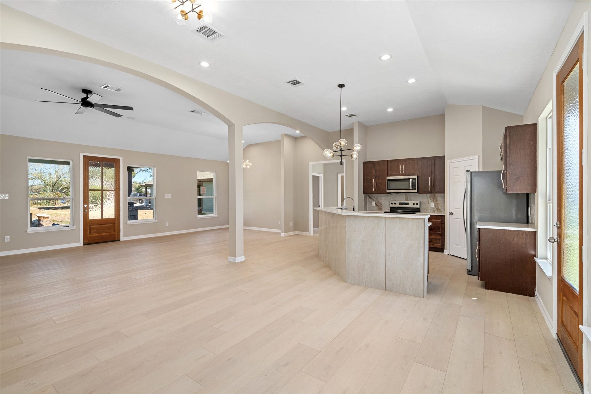 4656 N Teague Street, Rosharon, TX 77583 From this perspective, notice
the perfect blend of form and
function: open living, dining,
and kitchen areas ideal for
family gatherings or hosting
friends.