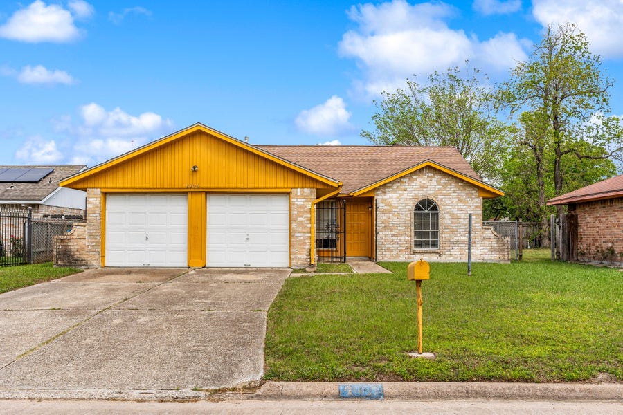 Property photo for 2006 Deerhurst Lane, Houston, TX