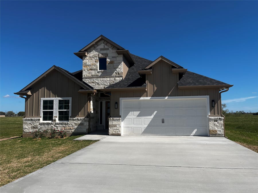Property photo for 471 Buffalo Creek Bend, Angleton, TX