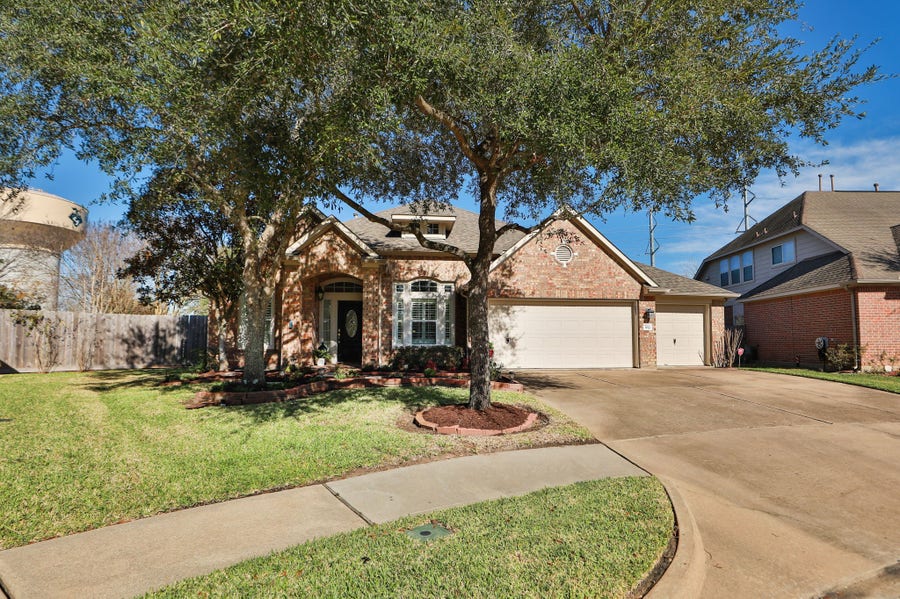 Property photo for 852 Shoal Pointe Lane, League City, TX