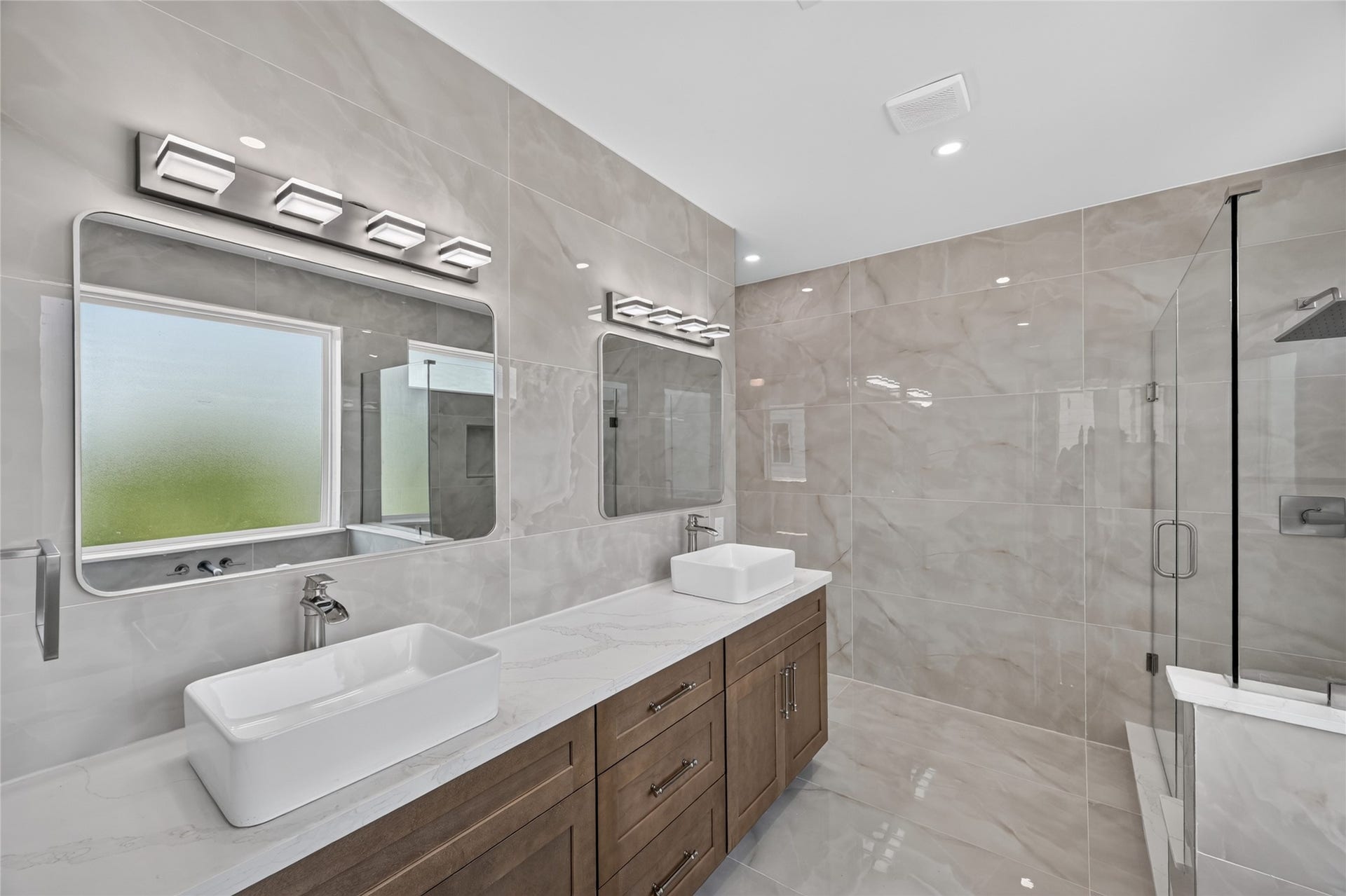 1424 W 23rd Street, #B, Houston, TX 77008 Double sink vanity with sleek sinks