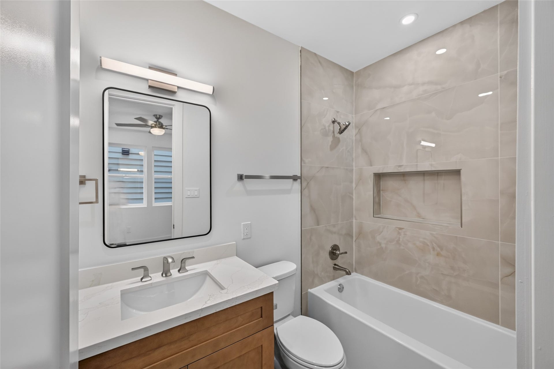 1424 W 23rd Street, #B, Houston, TX 77008 secondary Bathroom located in the bedroom by the entry way. featuring beautiful tile that extends to the ceiling