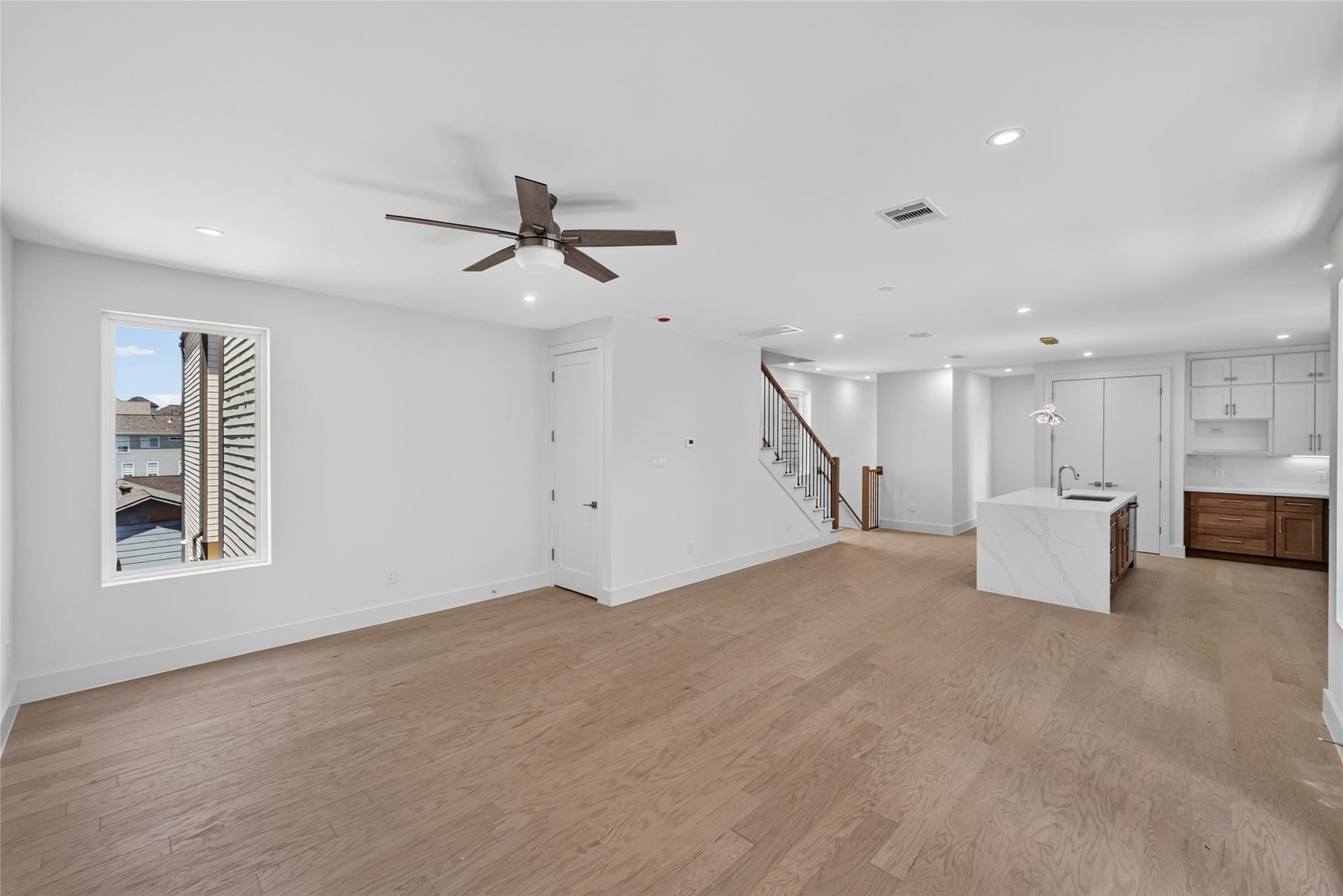 1424 W 23rd Street, #B, Houston, TX 77008 Spacious living room area that's opened to the kitchen and dinning area