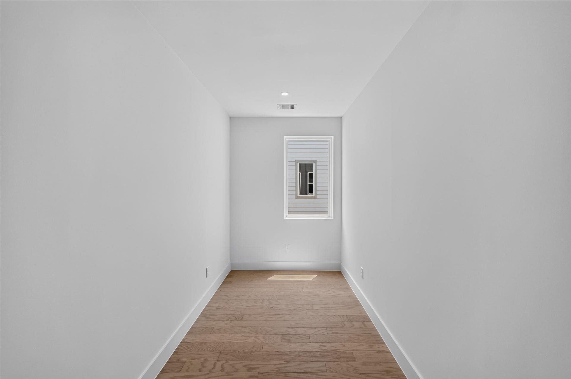 1424 W 23rd Street, #B, Houston, TX 77008 Office/flex space located on the third floor