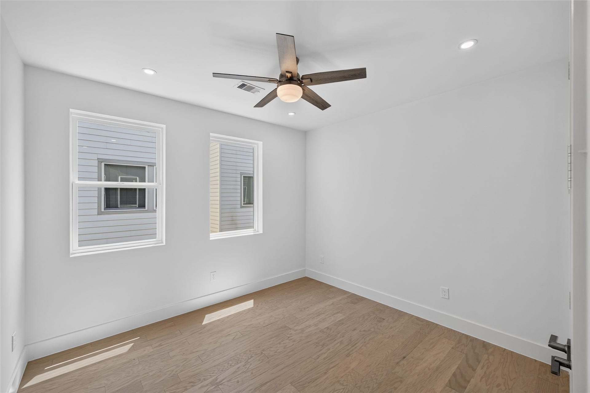 1424 W 23rd Street, #B, Houston, TX 77008 Secondary bedroom with generous sized closet and personal bathroom