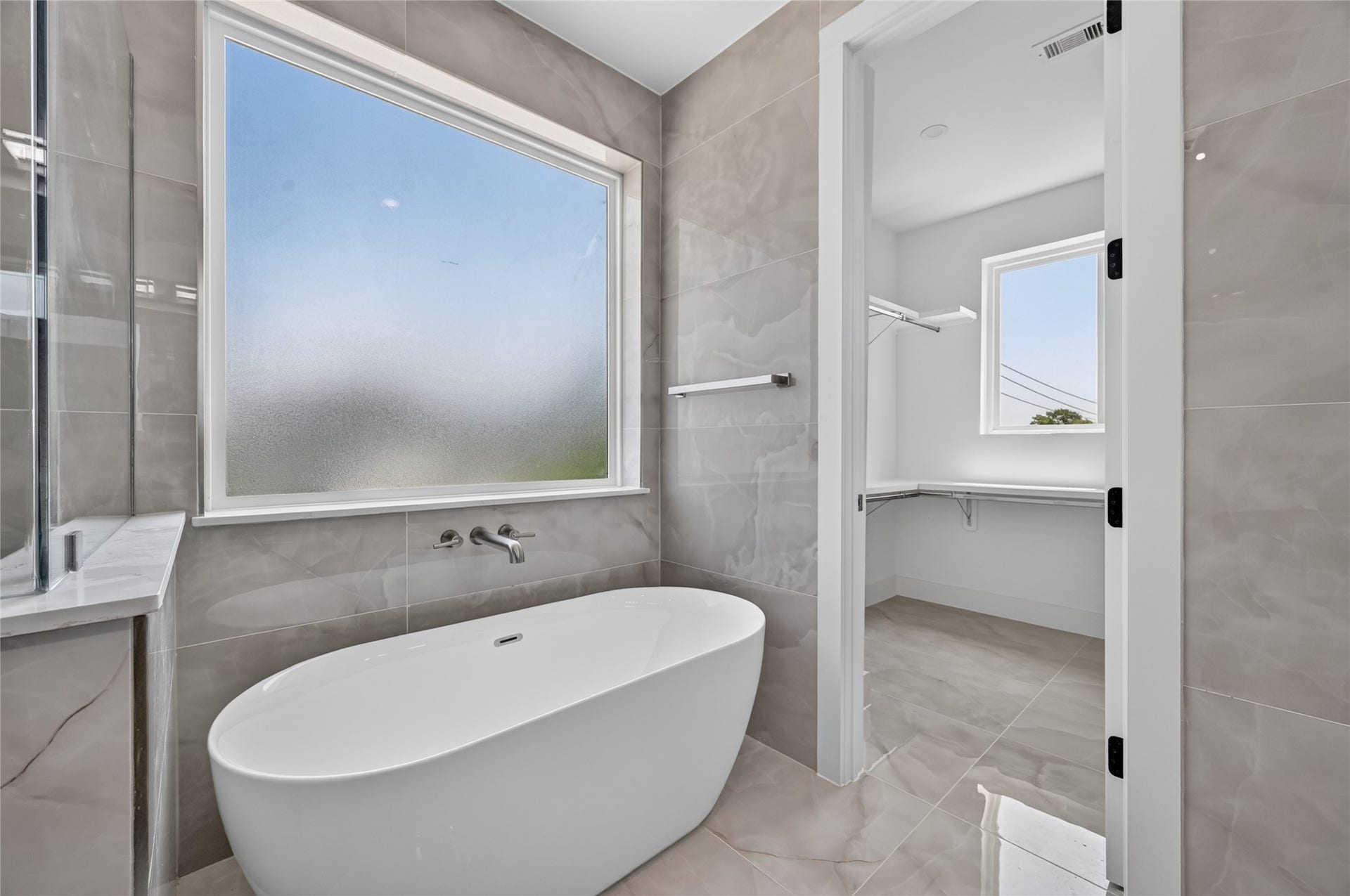 1424 W 23rd Street, #B, Houston, TX 77008 separate soaking tub