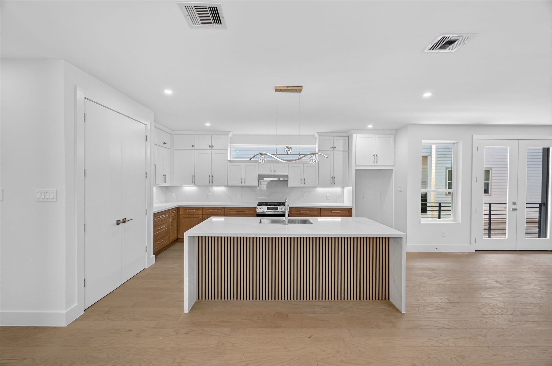 1424 W 23rd Street, #B, Houston, TX 77008 Spacious kitchen located on the second floor with waterfall island with acoustic panel, under cabinet lighting and brush nickel hardware