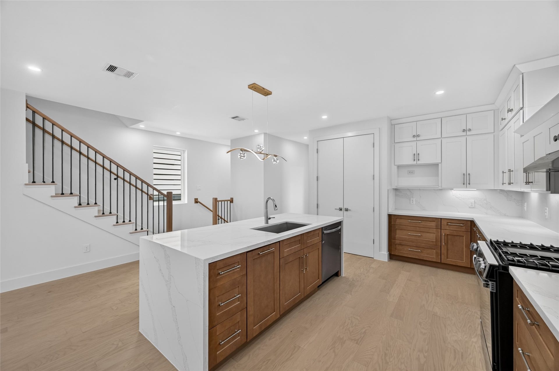 1424 W 23rd Street, #B, Houston, TX 77008 Another view of the beautiful duo toned kitchen cabinets