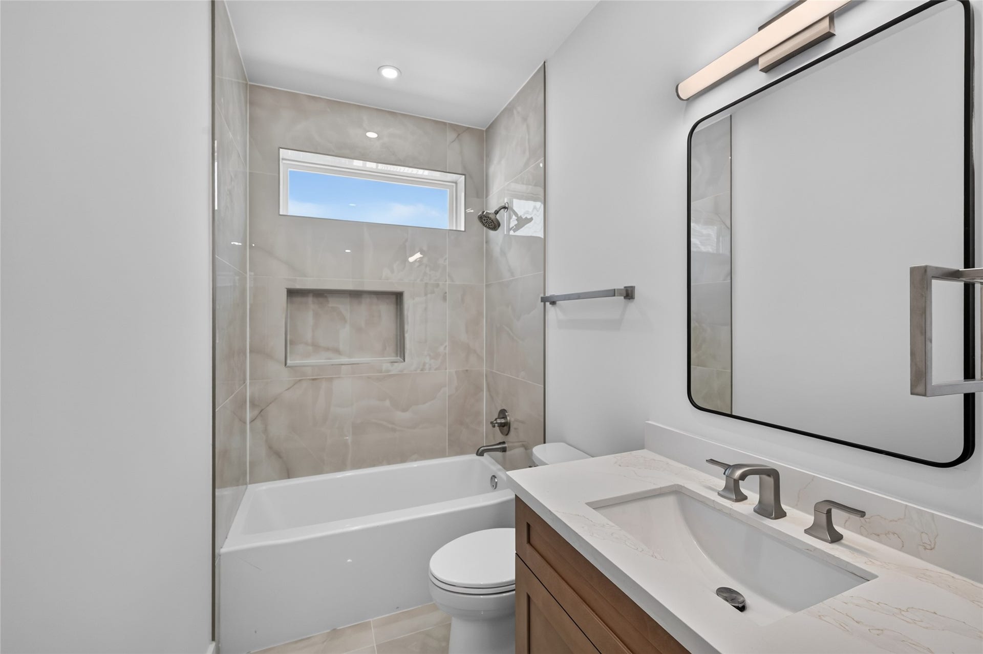 1424 W 23rd Street, #B, Houston, TX 77008 Secondary bathroom located on the third floor with beautiful tile extended to the ceiling