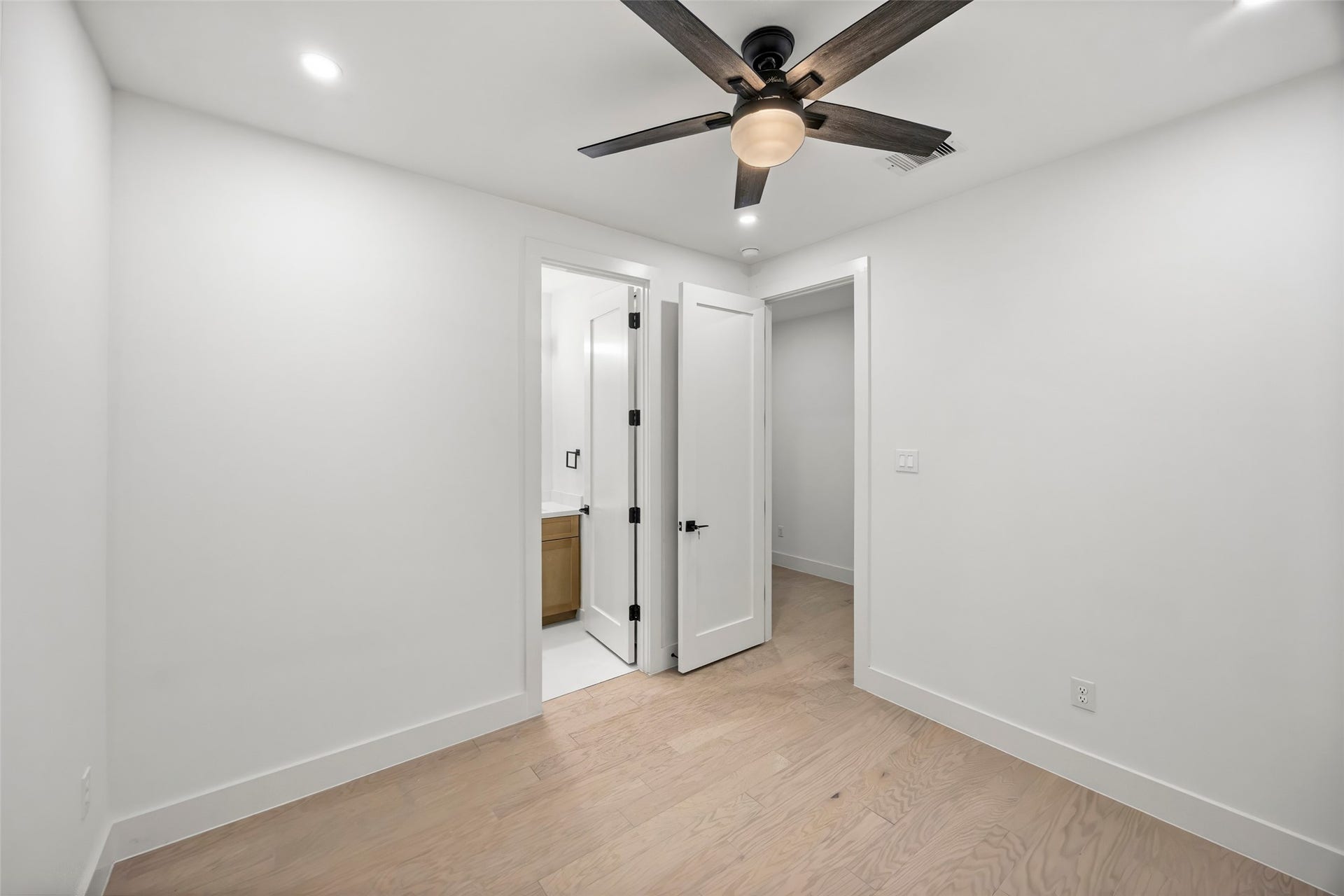 1424 W 23rd Street, #B, Houston, TX 77008 Secondary bedroom located by the entryway of the first floor