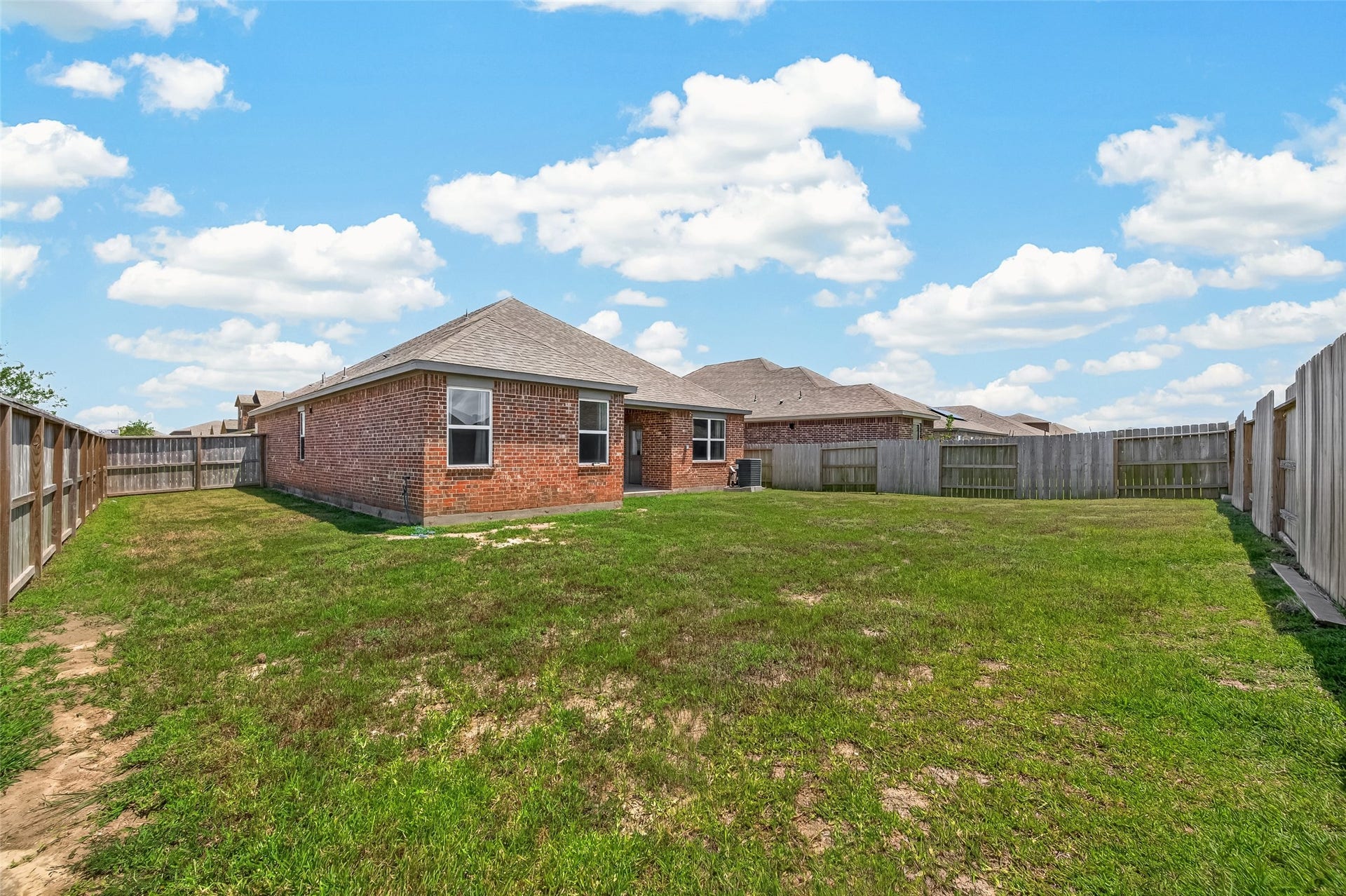 3205 Foresail Lane, Santa Fe, TX 77510 Side yard