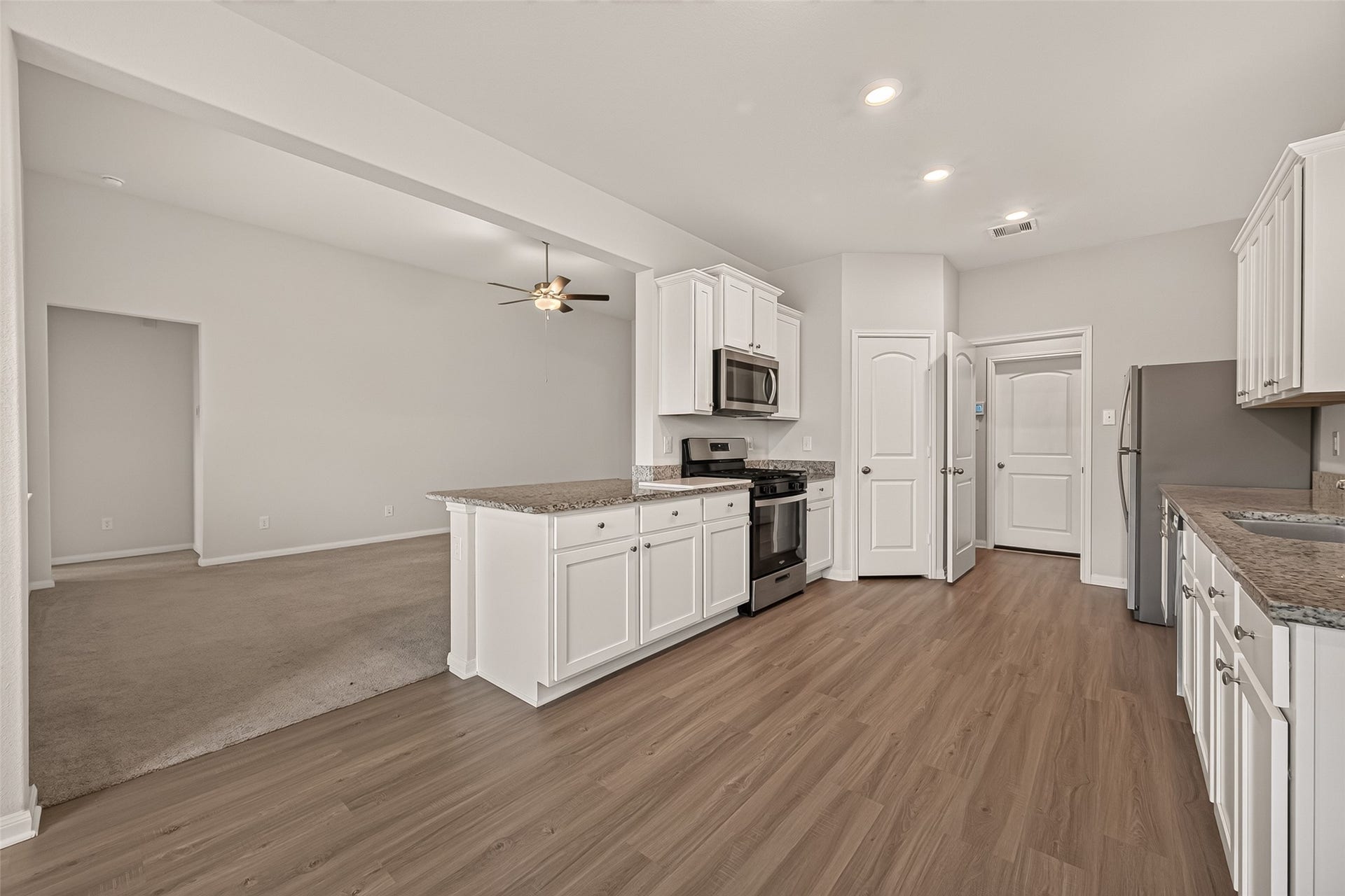 3205 Foresail Lane, Santa Fe, TX 77510 Pretty granite counters
