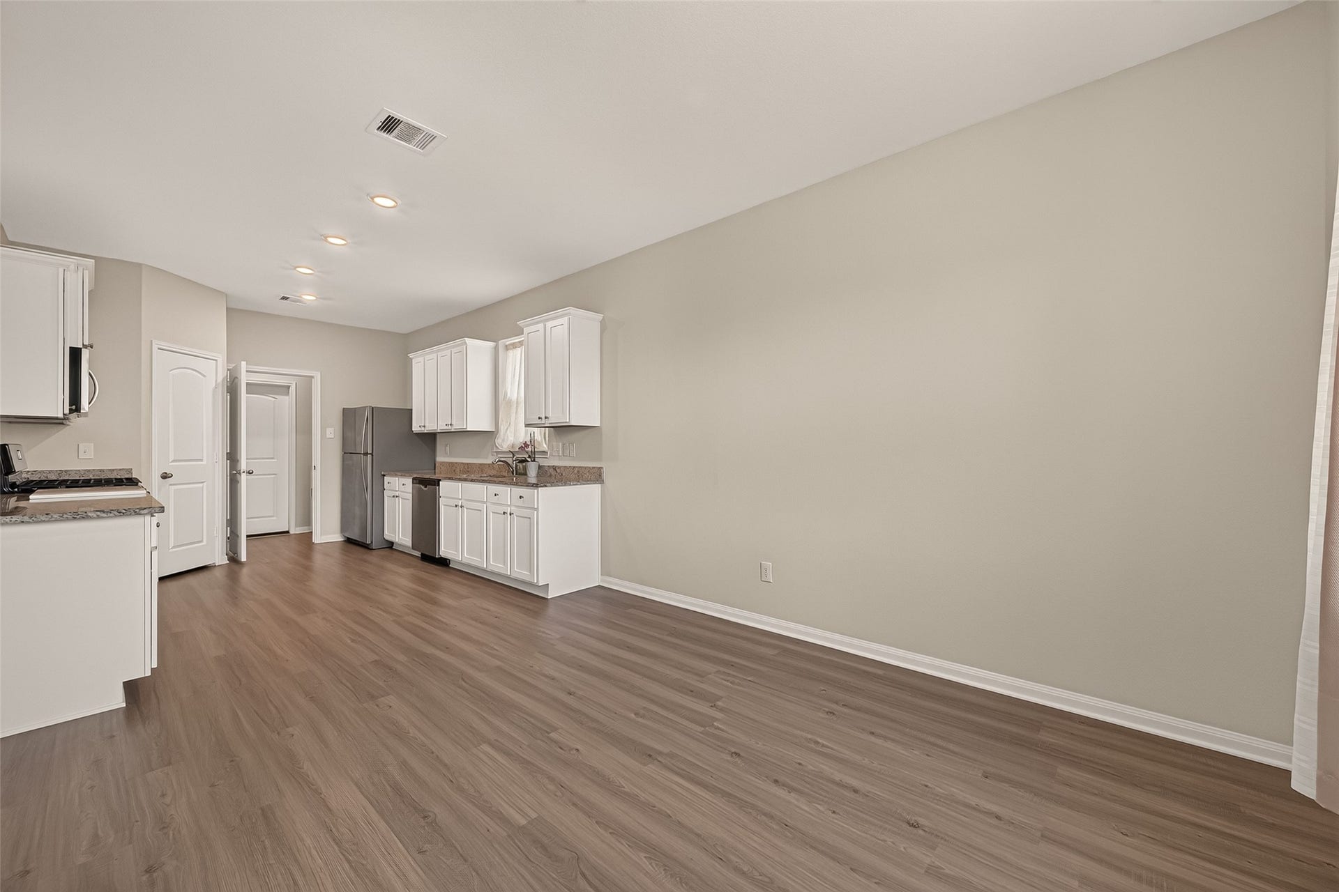 3205 Foresail Lane, Santa Fe, TX 77510 Large dining room opens to the kitchen.