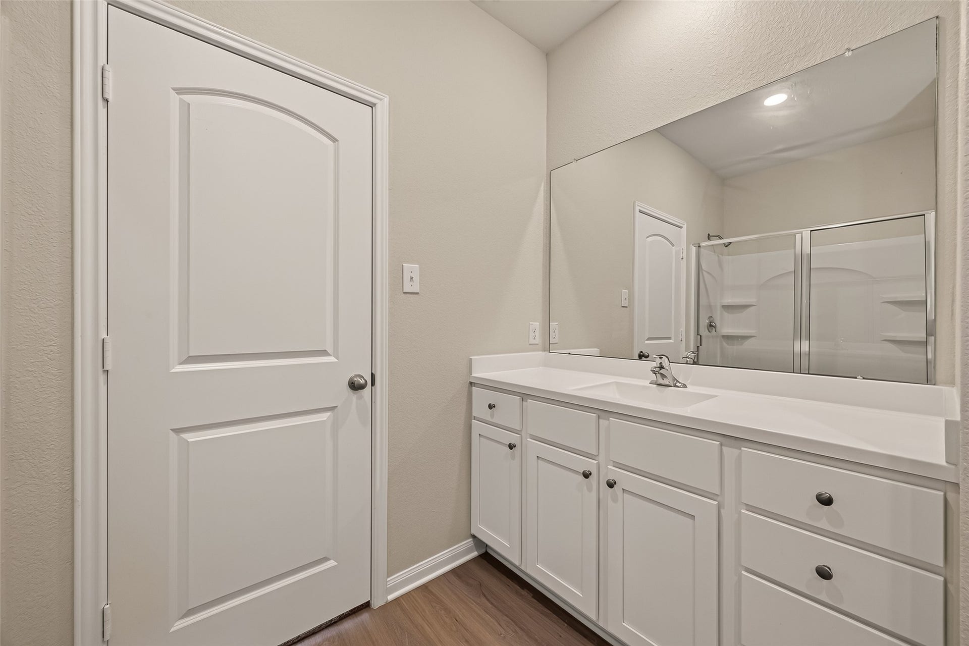 3205 Foresail Lane, Santa Fe, TX 77510 Very nice counters and vanity area.