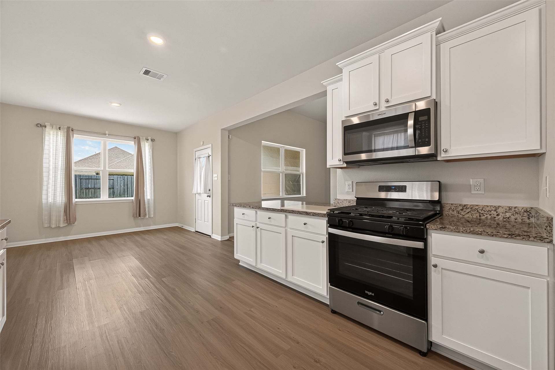 3205 Foresail Lane, Santa Fe, TX 77510 Whirlpool appliances.