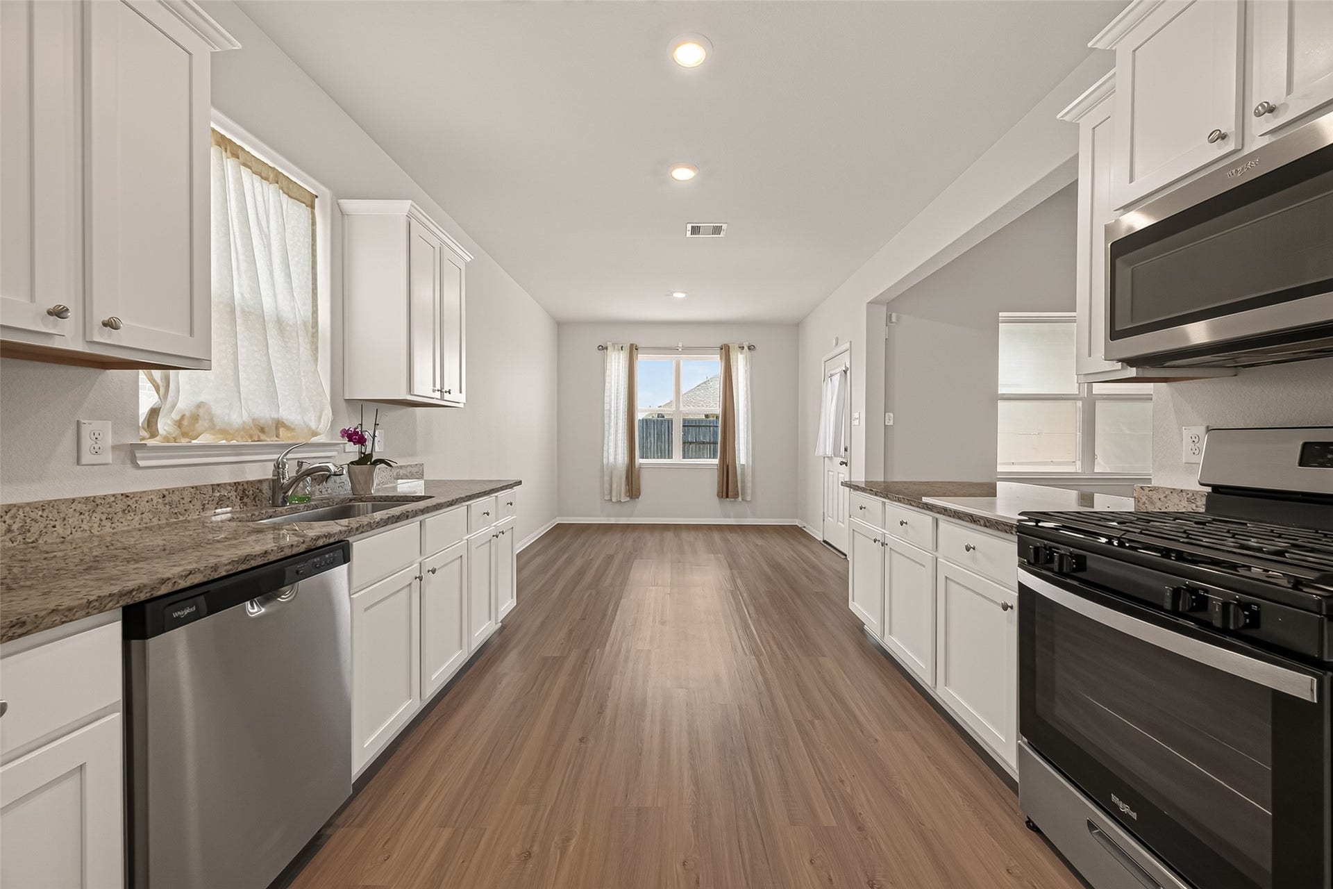 3205 Foresail Lane, Santa Fe, TX 77510 Very clean/ like new kitchen.