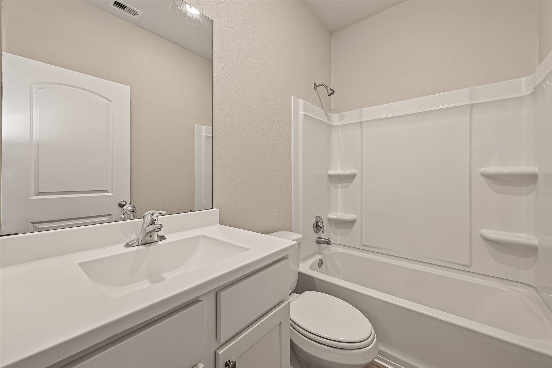 3205 Foresail Lane, Santa Fe, TX 77510 Full bath with tub/shower combo.