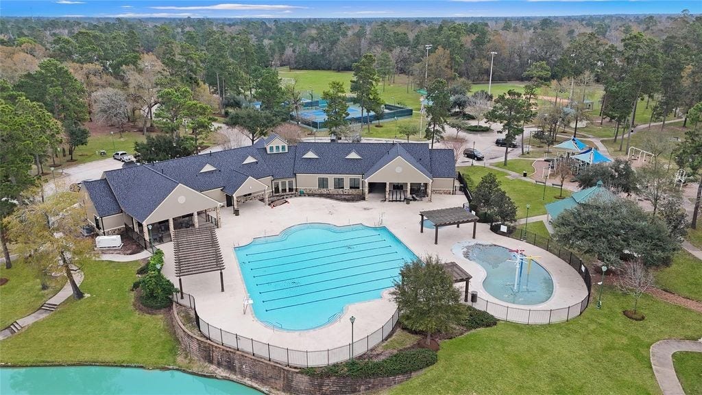 Benders Landing Estates clubhouse and resort-style pool.