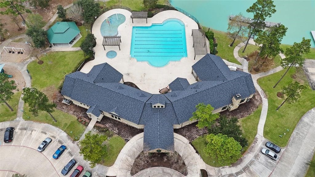 Benders Landing Estates clubhouse and resort-style pool.