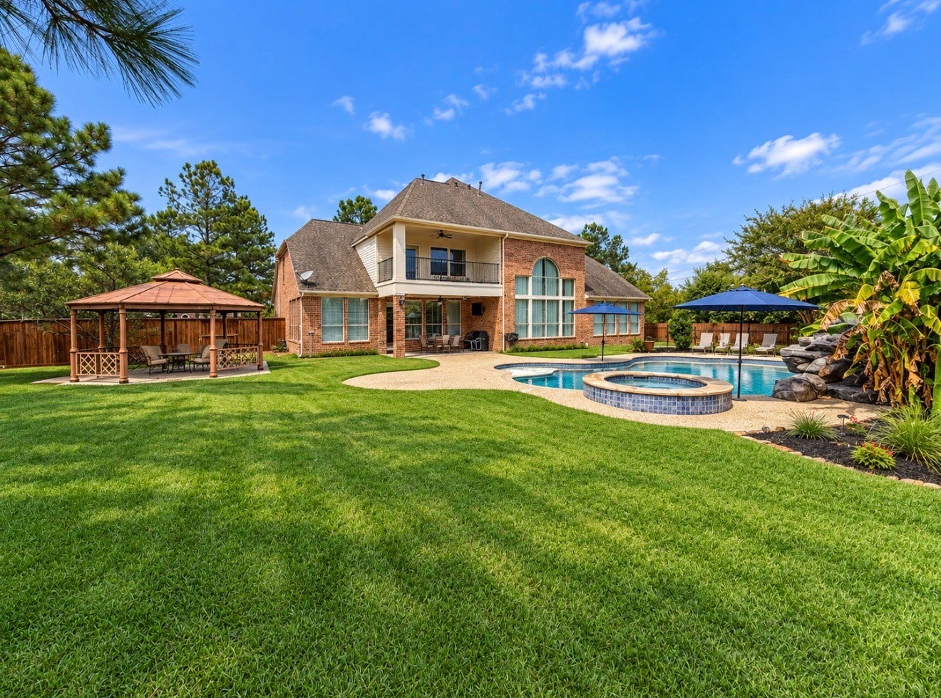 7 Compton Manor Drive, Spring, TX 77379 1+ Acres of privacy and backyard enjoyment.