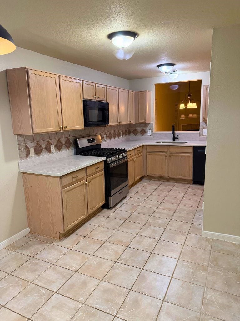 11911 Ezekiel Drive, Tomball, TX 77375 Plenty of cabinet space for all of your cooking essentials.