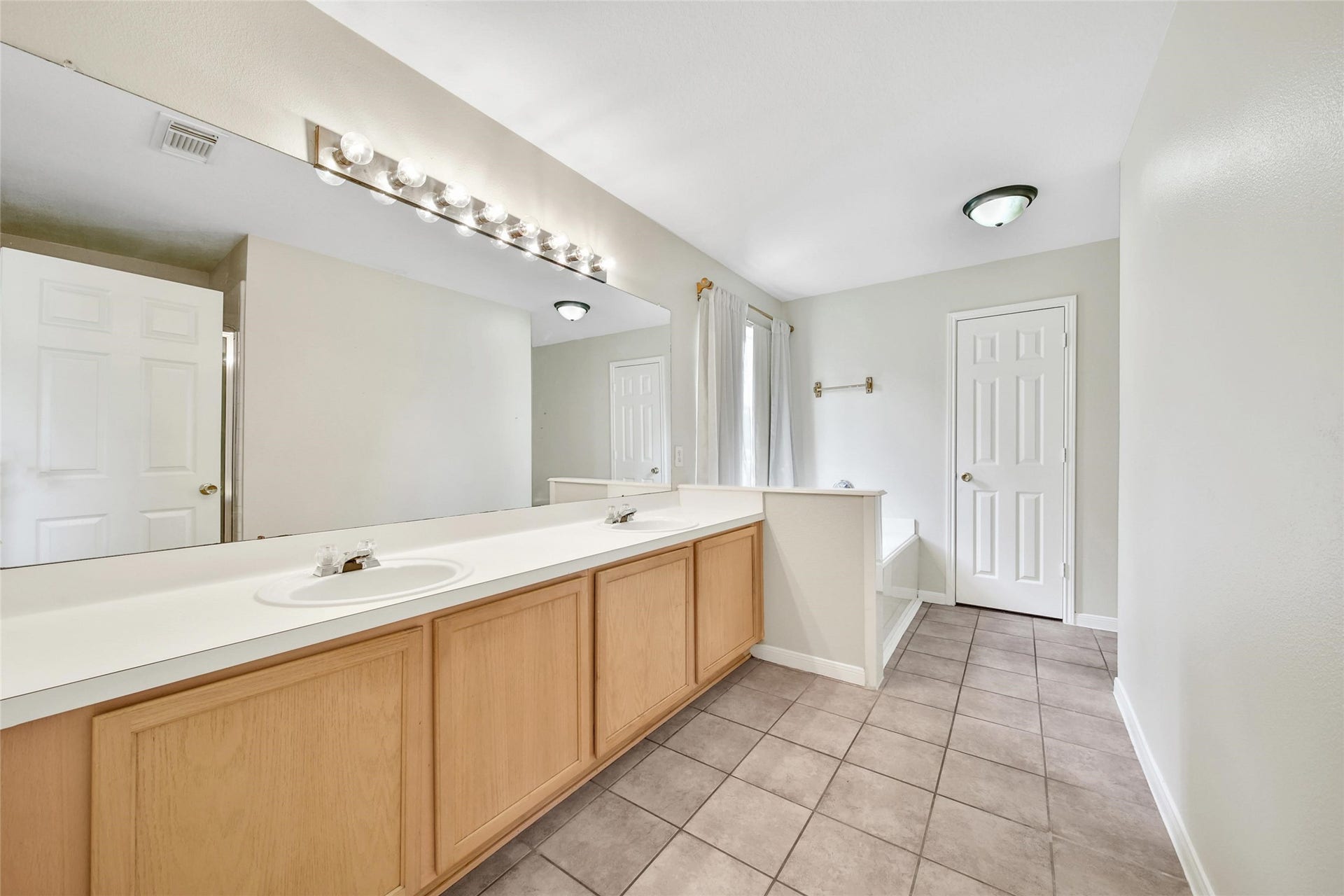 11911 Ezekiel Drive, Tomball, TX 77375 Primary bathroom features double sinks, soaking tub, and separate shower.