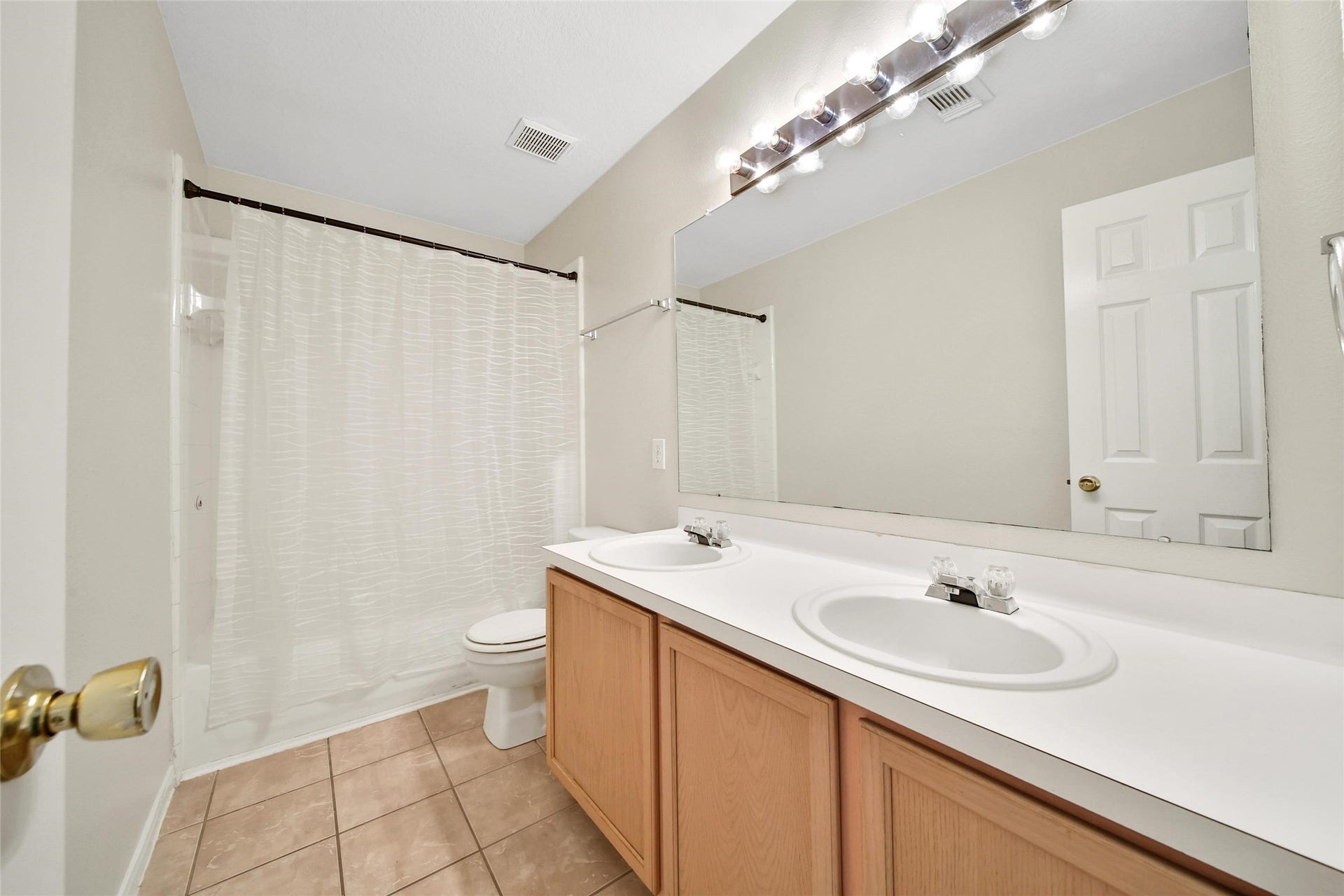 11911 Ezekiel Drive, Tomball, TX 77375 Secondary bathroom features double sinks and tub/shower combo.