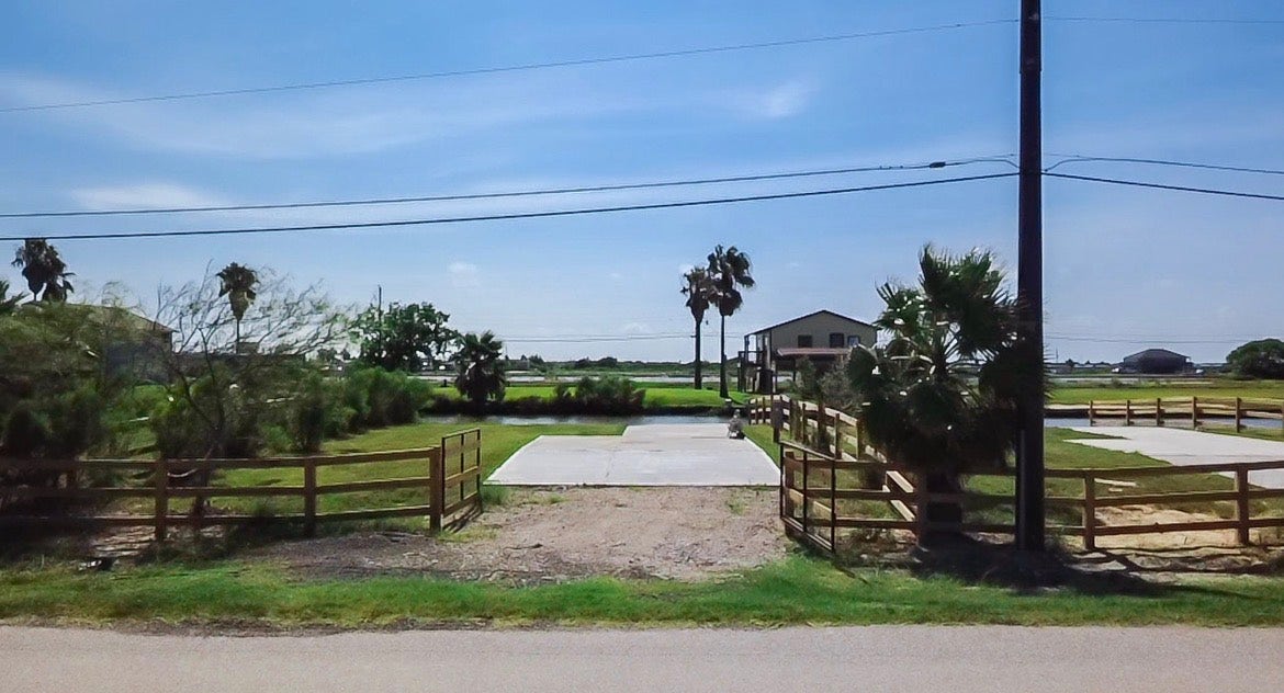 7140 Beau Terre, Hitchcock, TX 77563 7140 Beau Terre, Hitchcock, TX 77563