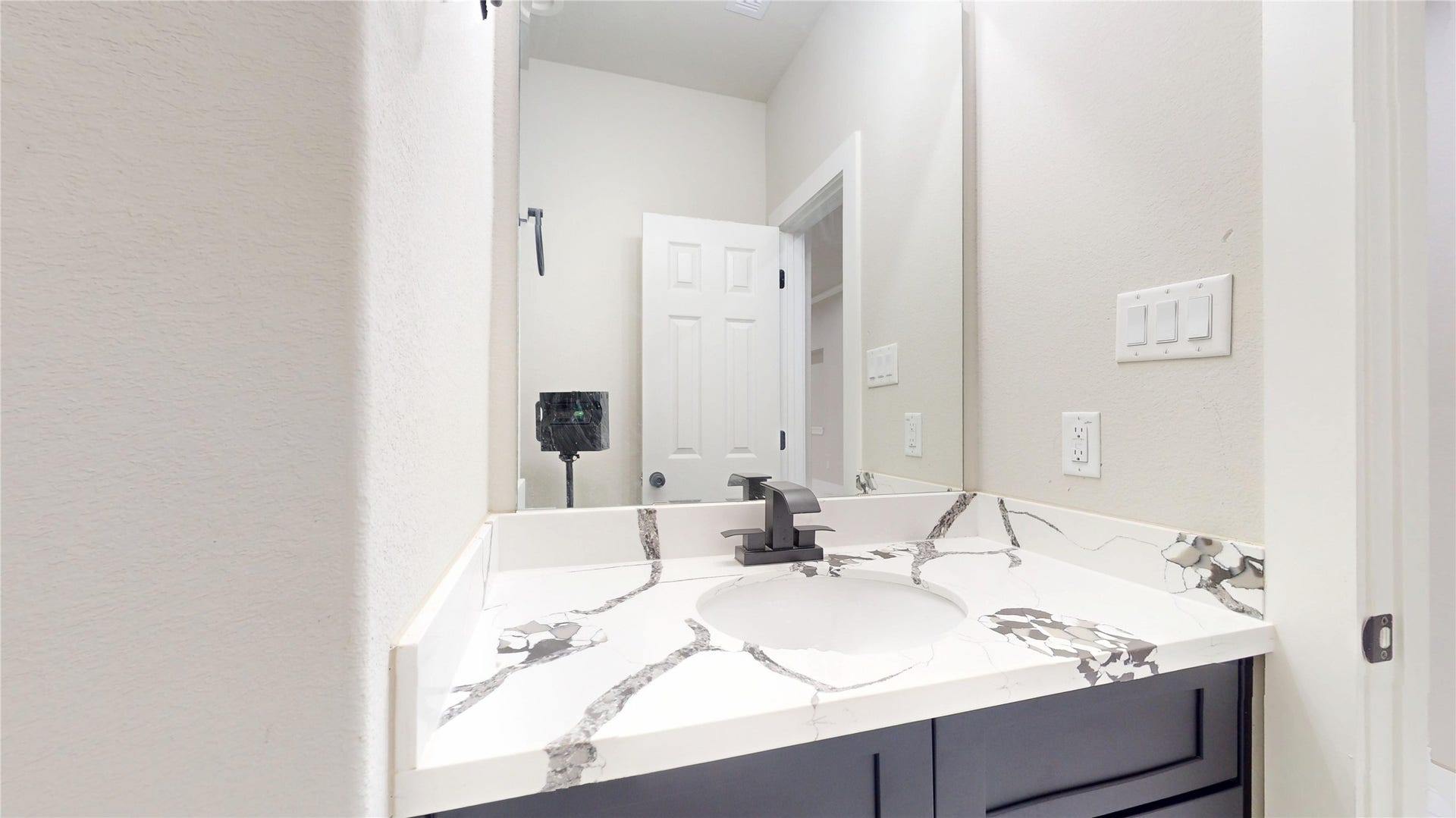5411 Oak Cove Drive, Houston, TX 77091 Half restroom