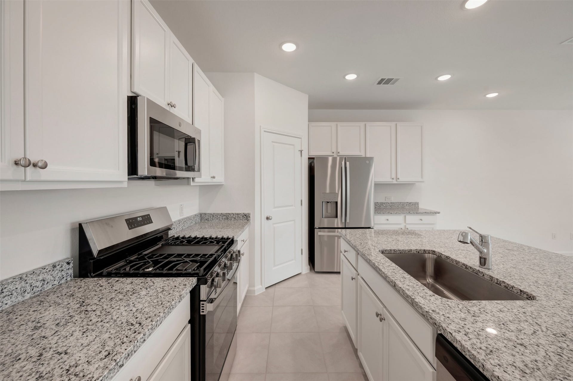 431 East Rose Marie Lane, Montgomery, TX 77356 Lovely kitchen