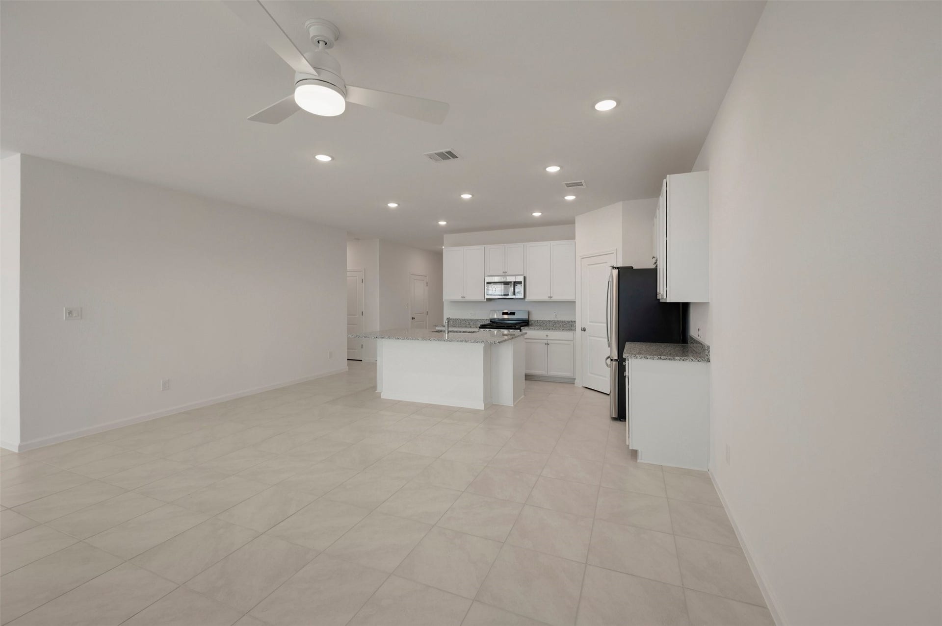 431 East Rose Marie Lane, Montgomery, TX 77356 Open great room and kitchen