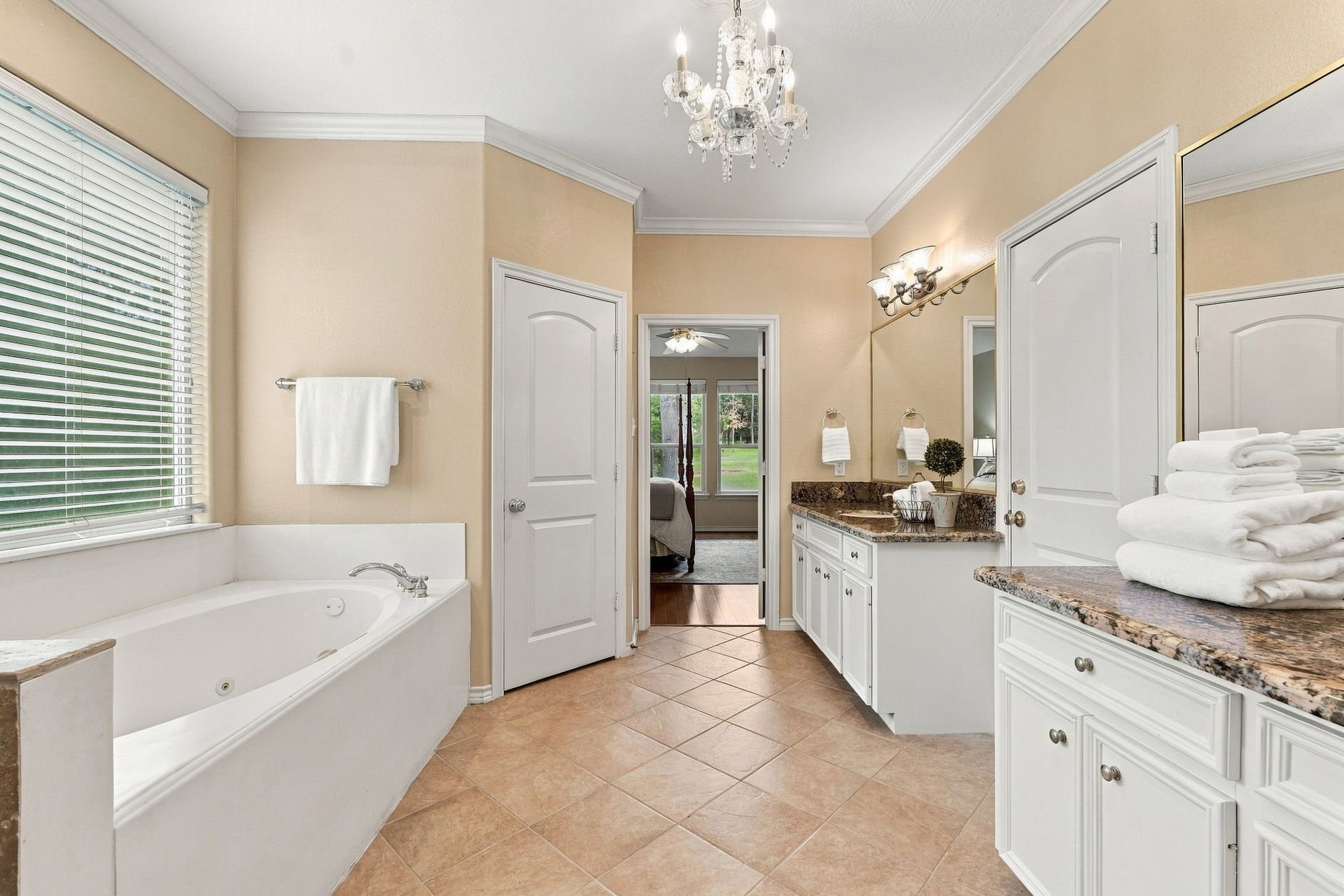 156 April Waters Drive W, Conroe, TX 77356 Plenty of room in this luxurious en-suite bathroom.