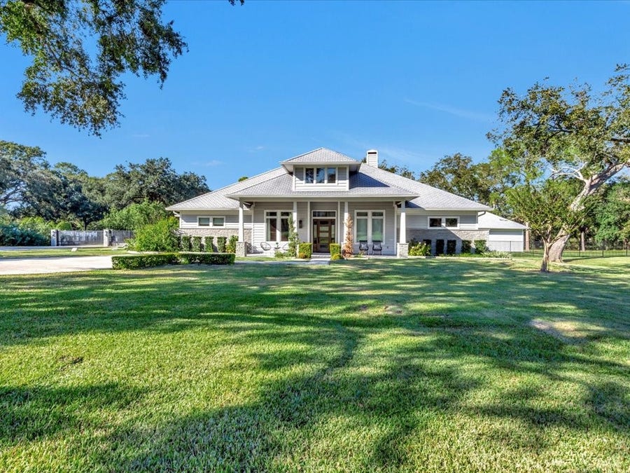 Property photo for 400 Hillcrest Drive, Richmond, TX
