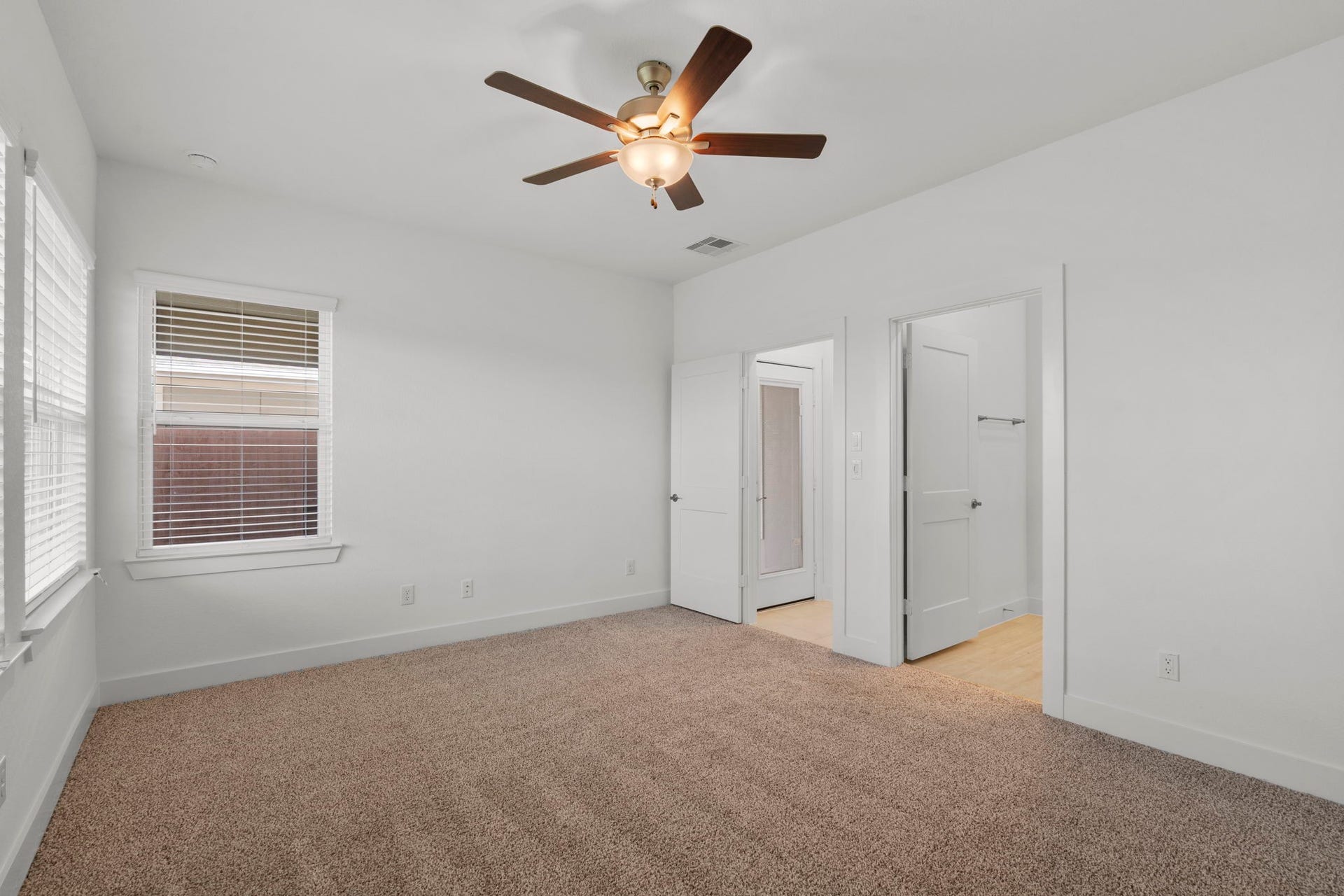9807 Galaxy Drive, Iowa Colony, TX 77583 Photos are REPRESENTATIVE of the home /floor plan and are NOT of the actual home. Selections, features, and room options vary.
