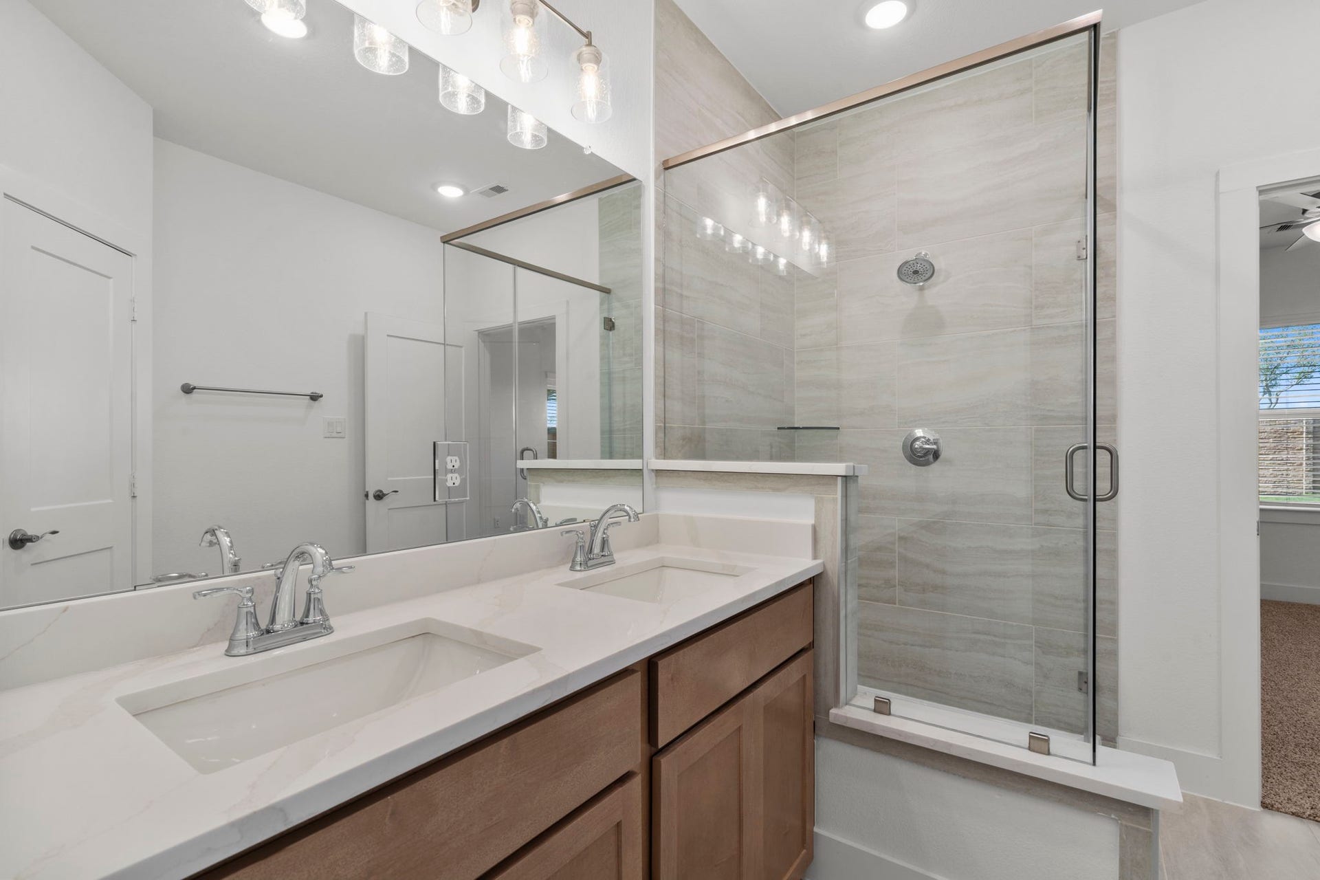 9807 Galaxy Drive, Iowa Colony, TX 77583 Photos are REPRESENTATIVE of the home /floor plan and are NOT of the actual home. Selections, features, and room options vary.