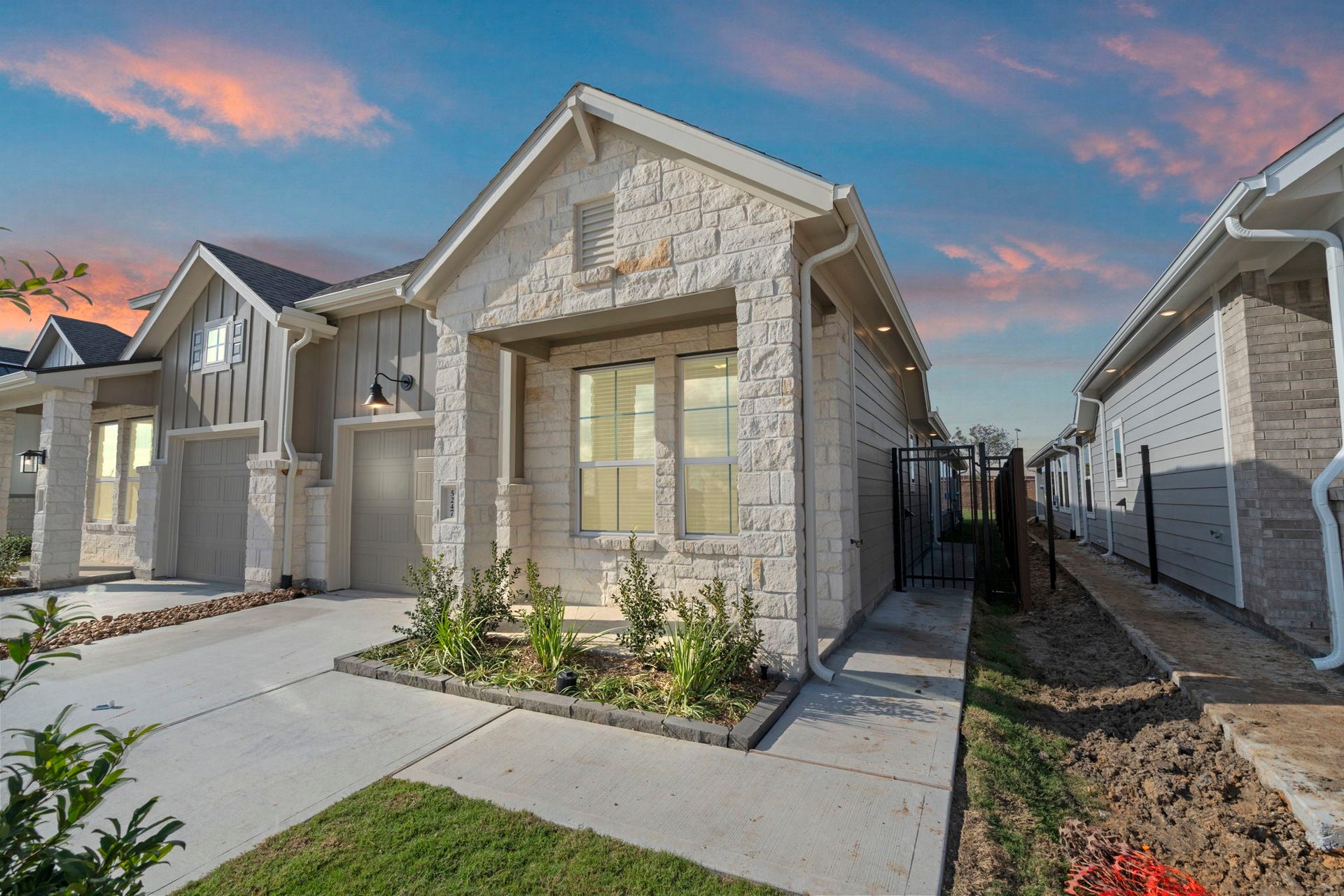 9807 Galaxy Drive, Iowa Colony, TX 77583 Photos are REPRESENTATIVE of the home /floor plan and are NOT of the actual home. Selections, features, and room options vary.