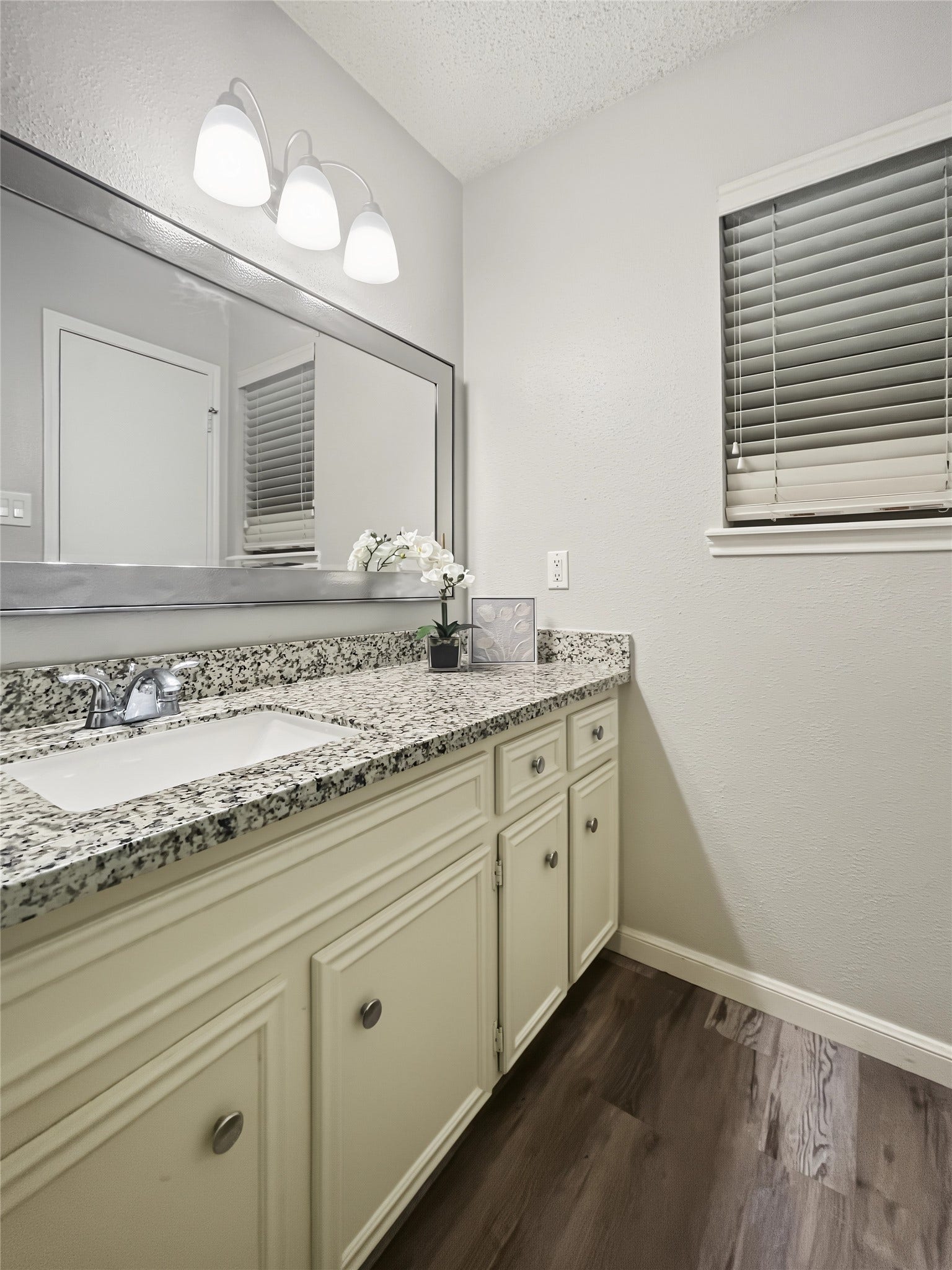 13768 Hollowgreen Drive, #510, Houston, TX 77082 Primary bathroom.