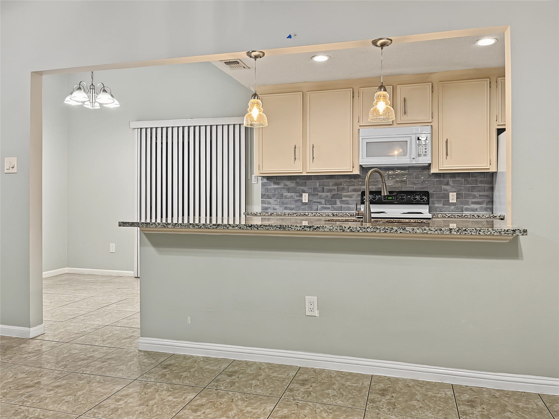 13768 Hollowgreen Drive, #510, Houston, TX 77082 Great view of the open kitchen to the breakfast sunny nook and dining room area.