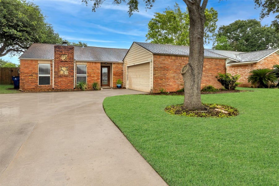 Property photo for 625 S Remington Drive, Angleton, TX