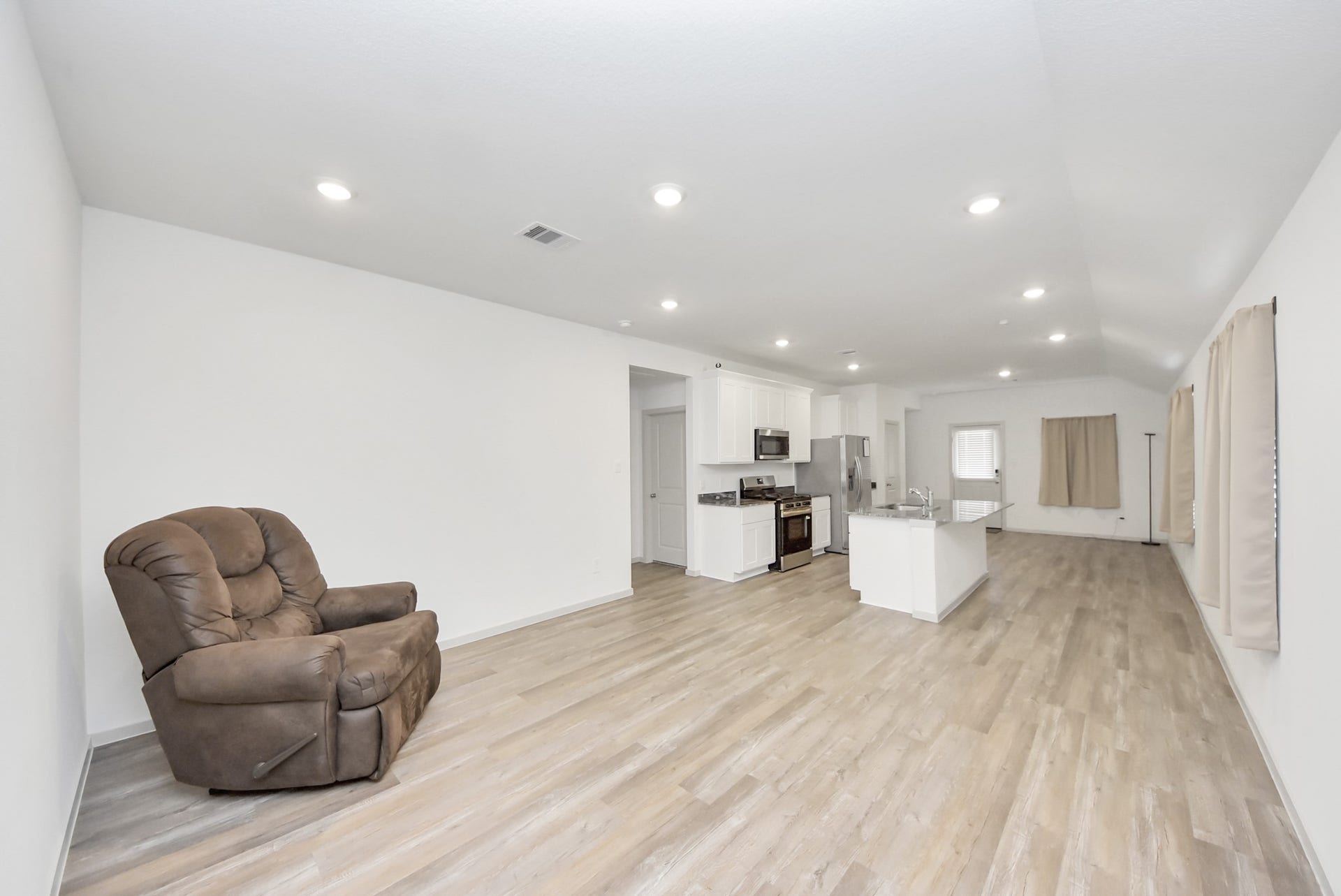 1742 Lilypad Drive, Alvin, TX 77511 open modern living area