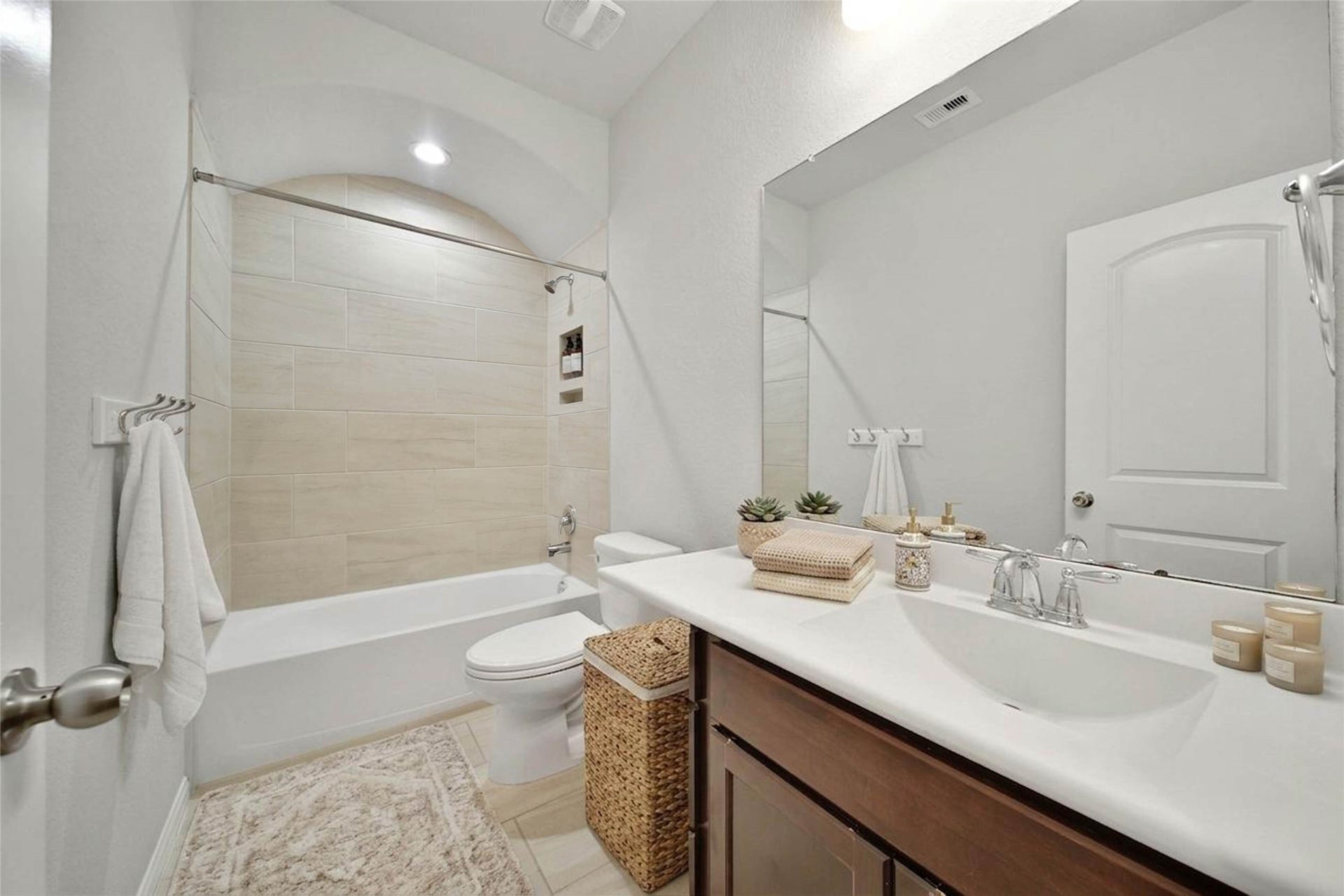 15423 Hopkins Cedar Drive, Humble, TX 77346 Secondary bath (virtually staged)