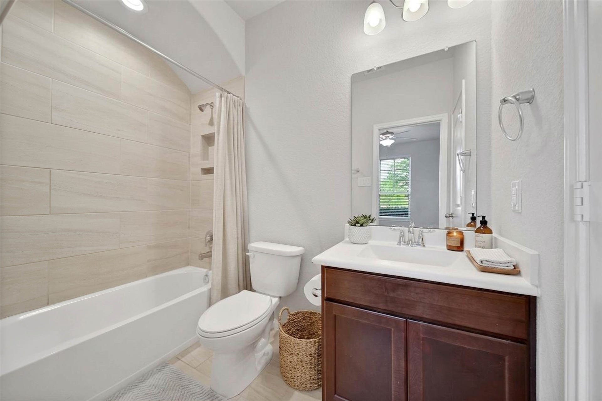 15423 Hopkins Cedar Drive, Humble, TX 77346 Private bath in guest suite (virtually staged)